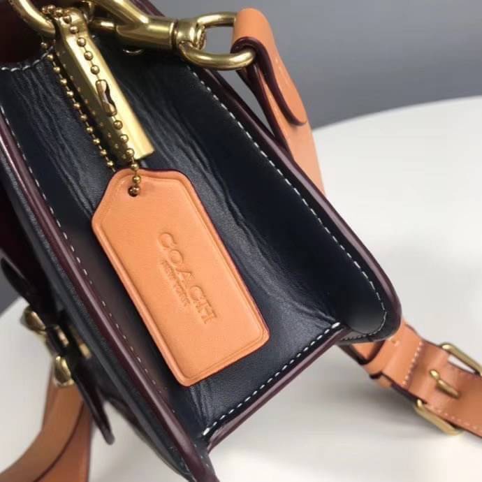 COACH Tabby Shoulder Bag 26 In Signature Chambray กระเป๋าหิ้วได้//คล้องไหล่ได้//สะพายข้างได้ วัสดุผ้าแคนวาสทอลายอย่างดี+หนังแท้ค่ะ เปิดปิดกระเป๋าแบบกระดุมแม่เหล็ก มีอะไหล่แบรนด์ตัวใหญ่ด้านหน้าหรูหราเลยทีเดียว ภายในกระเป๋ามีช่องหลักใส่ของ2ช่อง สามารถใส่กระ