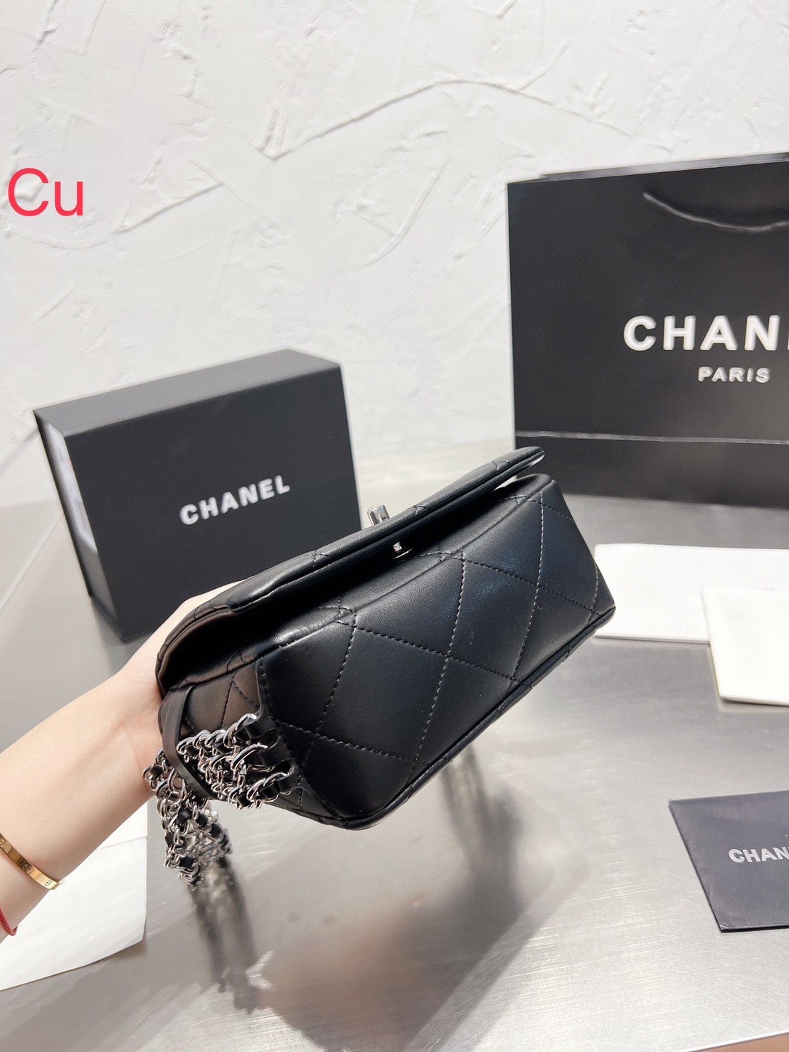 Chanel shoulder bag with chain 8" / Chanel Bag พร้อมส่ง กระเป๋าสะพาย สายโซ่อะไหล่เงินทบสามชั้น หรูหรา งานหนังเรียบสวย มาพร้อมกล่อง อปก ครบเซ็ท รอบนี้จัดราคาพิเศษสุดคุ้มค่ะ ใช้งานต่างประเทศได้ ภาพถ่ายจากงานขายจริง