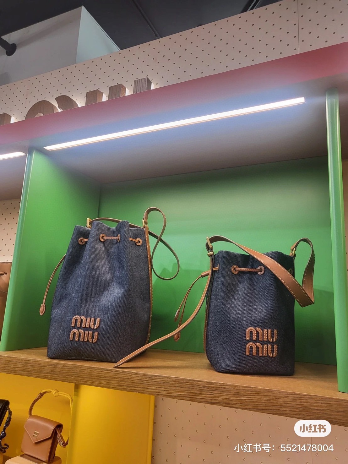 MIU MIU Canvas and leather bucket bag / MIU MIU Bucket Bag กระเป๋าทรงบัคเก็ต ผ้าแคนวาสอย่างดีตกแต่งโลโก้เพิ่มสัมผัสอันเป็นเอกลักษณ์