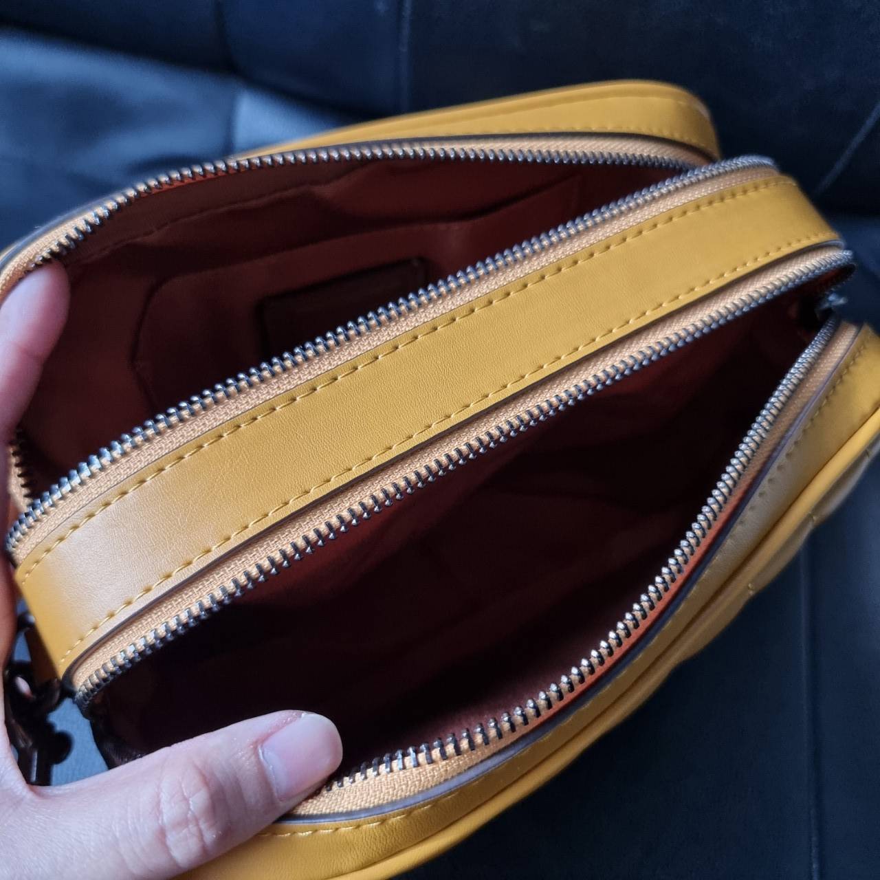 COACH C1569 JES CROSSBODY WITH LINEAR QUILTING ใหม่ล่าสุด!! กระเป๋าสะพายข้าง รุ่น 2 ซิป ใบใหญ่จุใจ ดีไซน์ใหม่ เพิ่มลูกเล่นให้ดูหรูหรายิ่งขึ้น วัสดุหนังสังเคราะห์บุเป็นลายเส้นสวยงาม เปิด-ปิดด้วยซิป 2 ช่องหลัก ใช้งานง่าย ทรงสวยมากๆรุ่นนี้ มาพร้อมสายสะพาย cr