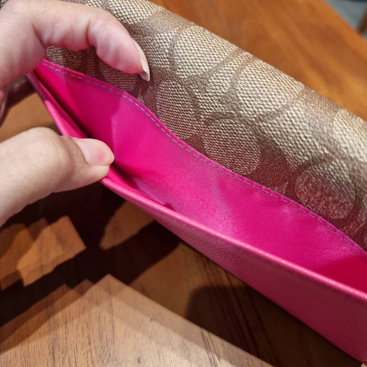 COACH F53763 TRIFOLD WALLET IN SIGNATURE กลับมาแล้วจ้า!! รุ่นขายดี!! 💓 ดีไซน์ใหม่ กระเป๋าสตางค์ใบยาว แถมที่ห้อยใส่บัตรแยกให้ (ถอดออกได้) น่ารักมากๆ ใช้งานง่าย เปิด-ปิดด้วยกระดุม ภายในใส่ธนบัตร ใส่บัตรได้เยอะ ใส่มือถือได้ไปอีก!! จุใจสุดๆ บอกเลยว่าใ