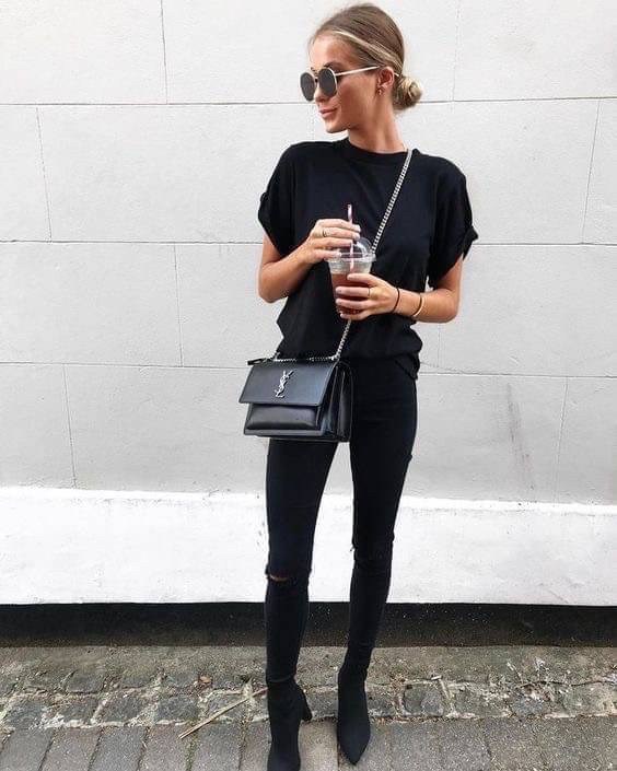 YVES SAINT LAURENT YSL BAG VIP GIFT WITH PURCHASE (GWP) พรีเมี่ยมกิ้ฟ Limited Edition จาก YSL DUTY FREE COUNTER วัสดุหนังแท้ Calfskin ทรงสี่เหลี่ยมหนังสวยหรูอยู่ทรงเปิดปิดด้วยกระดุมแม่เหล็ก ภายในโล่งมีช่องหลัก และช่องย่อยสามารถใส่มือถือของใช้จุกจิกได้เยอะ