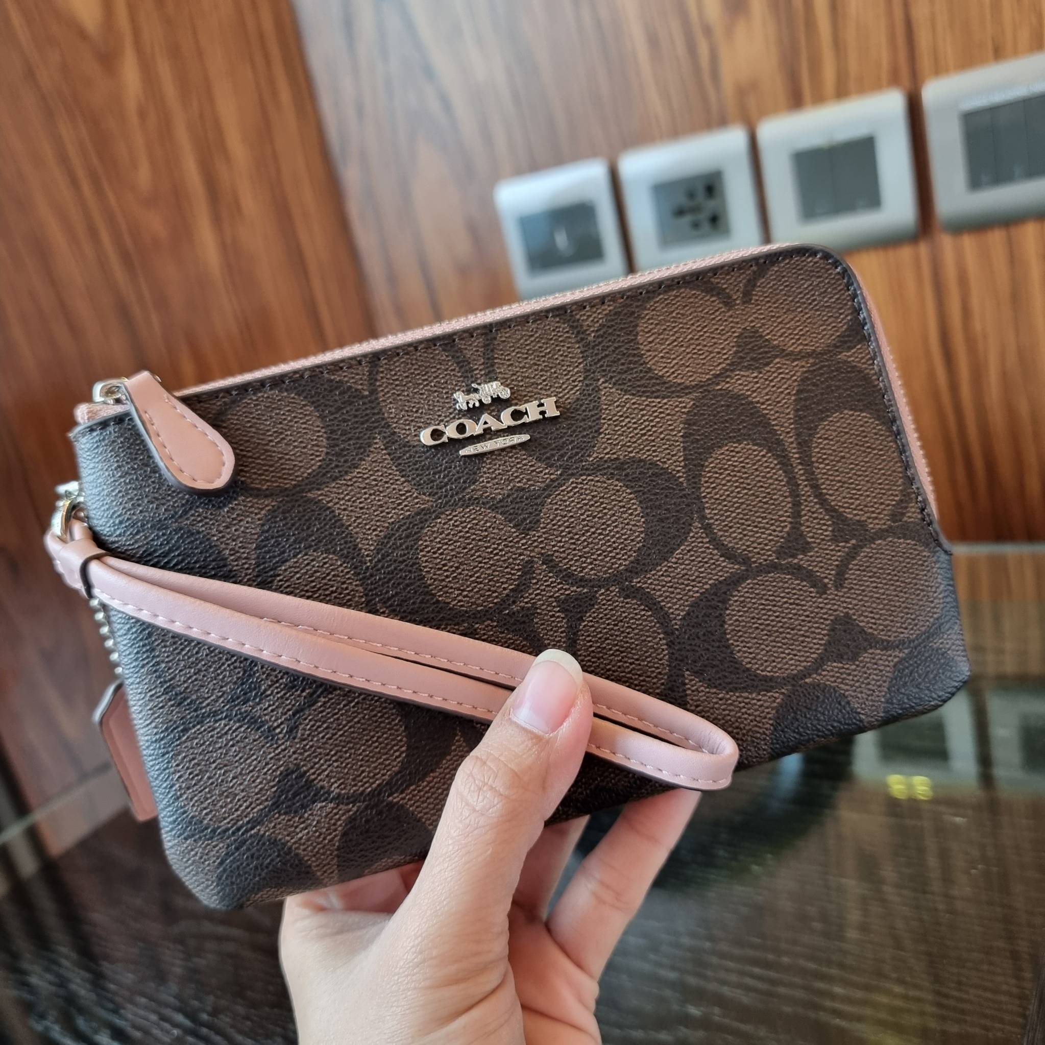 COACH F87591 DOUBLE CORNER ZIP WALLET IN SIGNATURE COATED CANVAS คล้องมือรุ่น 2 ซิป!! มาแล้วจ้า 🌟🤗 ไซส์นี้คือเหมาะมือจริงๆ พกง่ายเช่นเคย ไม่ต้องกังวลว่าจะเกะกะหรือกินพื้นที่กระเป๋าหลัก วัสดุหนังแคนวาสเคลือบลาย มีช่องหลักแยก 2 ช่อง ภายในบุผ