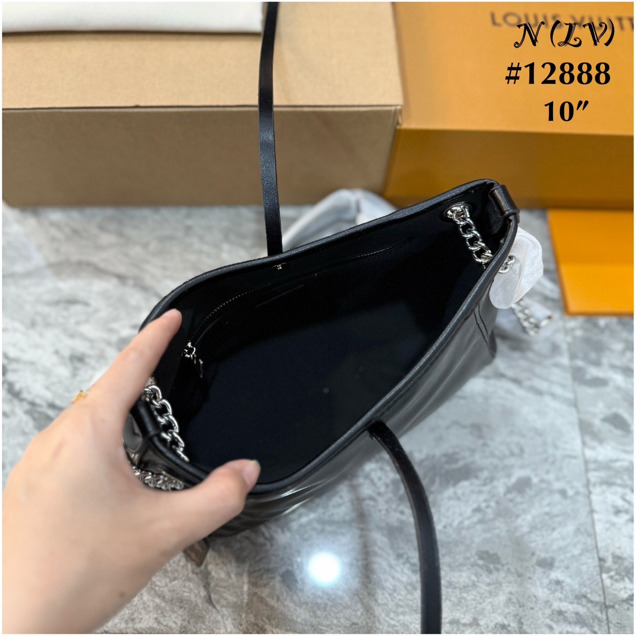 LV CarryAll BB Bag กระเป๋าสะพายสุดไอคอนิกผสานสไตล์ล้ำสมัยเปี่ยมฟังก์ชัน ไซส์ใหม่ล่าสุด กะทัดรัดใช้งานได้คล่องตัวมากขึ้น ดีไซน์สีดำคลาสสิค