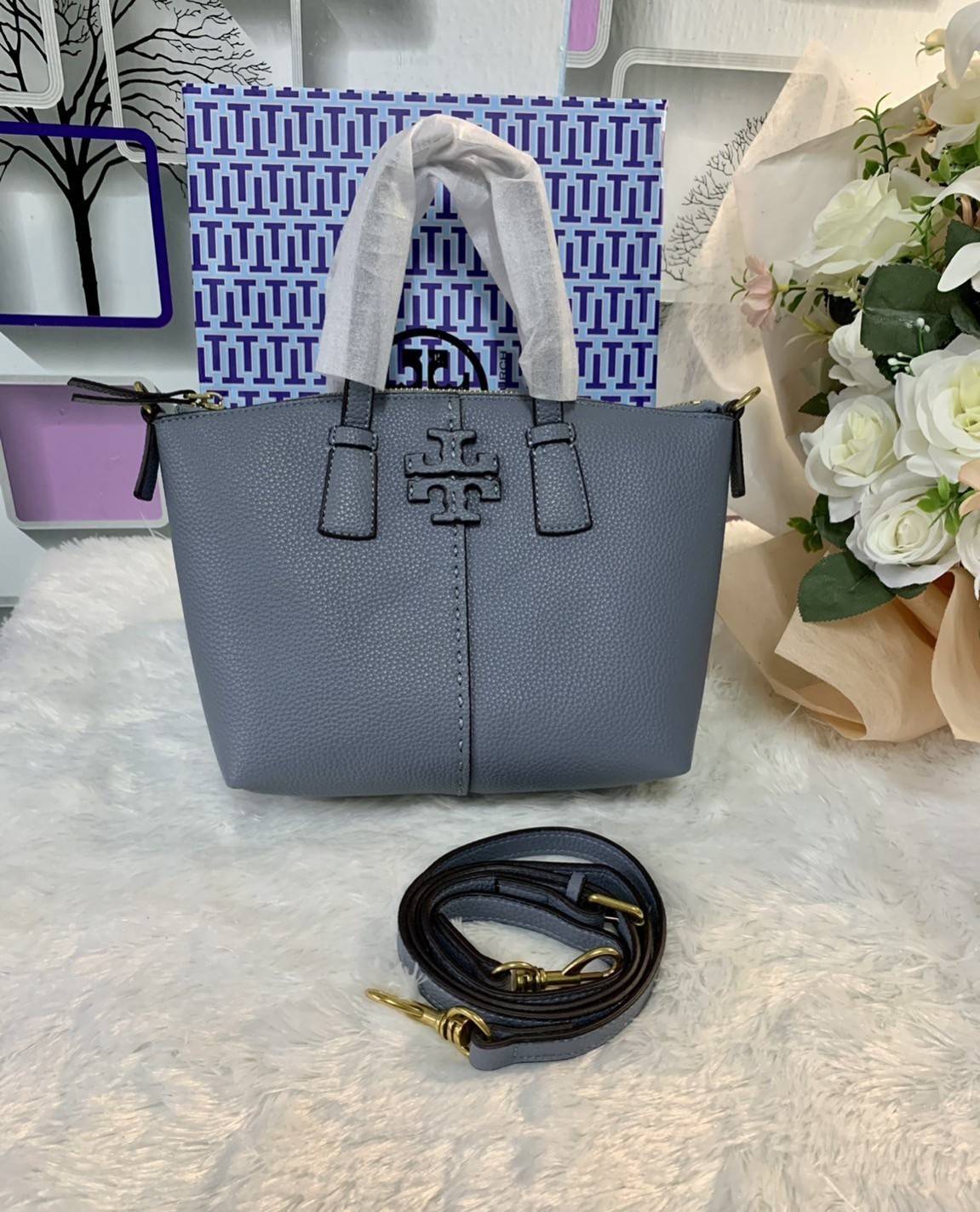 Tory Burch McGraw Mini Top Zip Satchel กระเป๋าสะพายทรงสวย ขนาดกำลังดี หูจับถนัดมือ วัสดุหนังแกะสังเคราะห์หนังสวยเงาขึ้นรูป ประดับโลโก้แบรนด์ด้วยหนังที่ด้านหน้า จะสะพายข้างหรือcrossbody ได้หมด แมทกับชุดได้ง่าย น้ำหนักเบาค่ะ มาพร้อมสายสะพายยาวปรับระดับได้ ถ