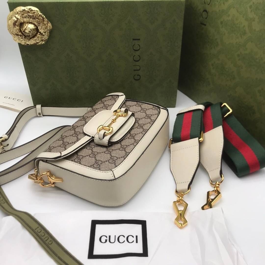 VIP GIFT 】หนังแท้ GUCCI Horsebit 1955 mini bag GG Supreme canvas ที่สุดของรุ่นที่ฮอตหนักมาก คอลเลคชั่นที่ยอดขายดีตั้งแต่วันแรกที่ลง shop ด้วยรูปทรงที่กะทัดรัด ตอบโจทย์ได้ทุกลุค ทุกไลฟ์สไตล์ ใช้งานได้ง่ายคล่องตัว เรียกได้ว่าใครไม่มีได้ยังไง สวยขนาดนี้!!