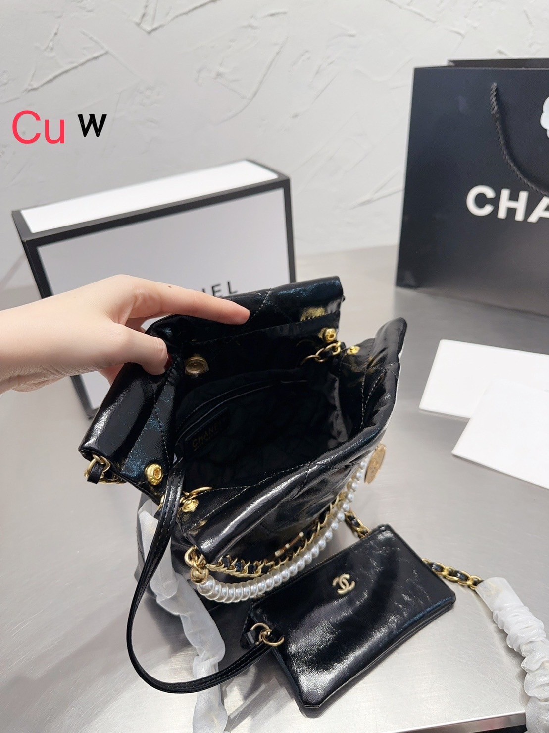 Chanel 22 mini bag with pearls 8" / Chanel Bag พร้อมส่ง กระเป๋าสะพาย สายโซ่อะไหล่ทองพร้อมสายมุกสวยหรู ทรงยอดฮิตในปี 2023 หิ้วหรือคล้องไหล่ได้ มาพร้อมกล่อง อปก ครบเซ็ท รอบนี้จัดราคาพิเศษสุดคุ้มค่ะ ใช้งานต่างประเทศได้ ภาพถ่ายจากงานขายจริง