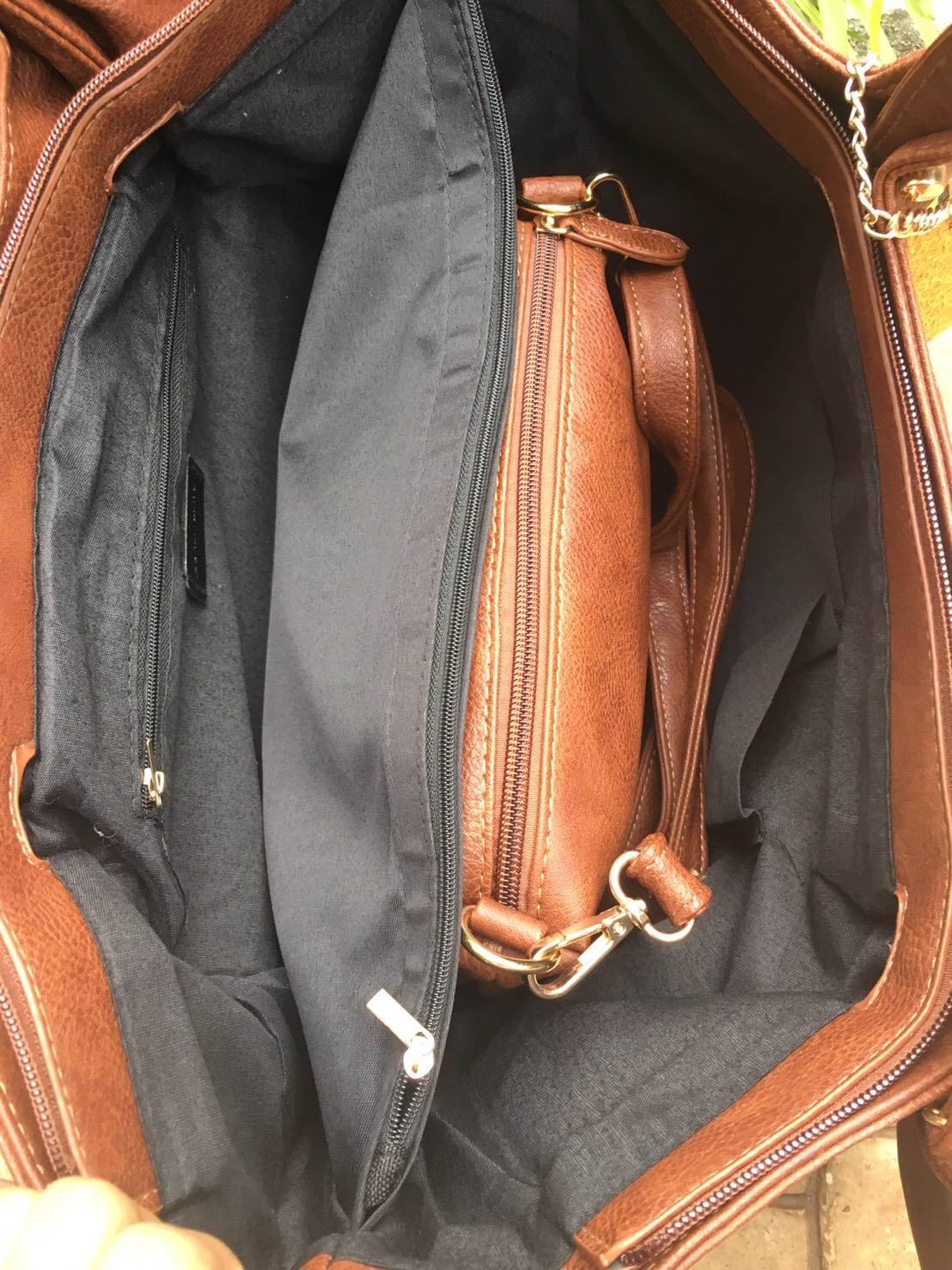 New Arrival ซื้อ 1 ได้ถึง 2 กระเป๋า ทรง Tote จากแบรนด์ David Jones ค่า ทรงนี้ นิยมถือกันมากๆ บอกเลยใบนี้ ของจริงสวยคะ หนังนิ้ม นิ่ม ค่า ดีต่อใจ 😁❤️ 〰〰〰〰〰 รุ่นใหม่ล่าสุด หนังนิ่มมาก ใบนี้ มีใบเล็กแถมให้อีก 1 ใบค่ะ จะถือ หรือสะพายก้อได้ จุของ