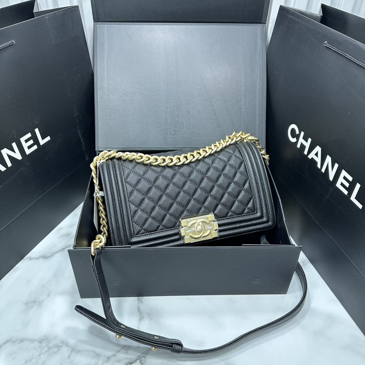 ORI หนังแท้ | CHANEL Boy 25cm shoulder bag กระเป๋าสะพายรุ่นยอดนิยม หรูหราระดับตำนาน สวยงามเหนือกาลเวลา