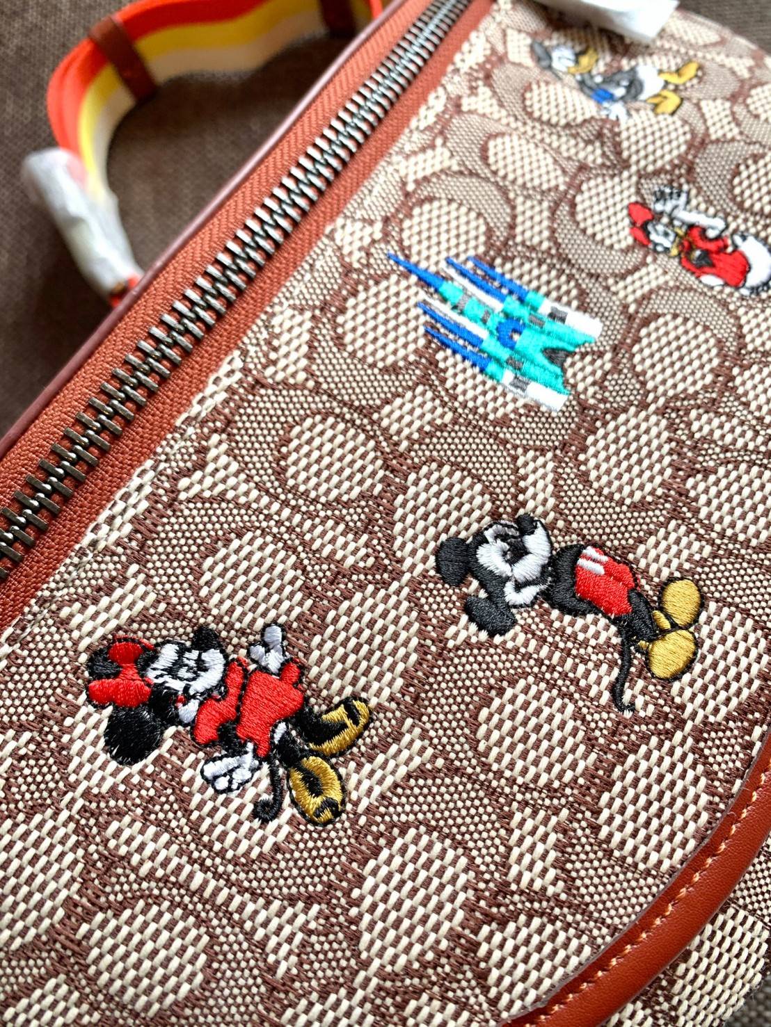 การ์ตูนน่ารักๆ งานปักเน้นๆ สวยงามมากๆค่ะ COACH X DISNEY LEAGUE BELT BAG IN SIGNATURE TEXTILE JACQUARD WITH MICKEY MOUSE AND FRIEND EMBROIDERY ((C8491)) 🌍พร้อมส่งค่ะ! ใช้ได้ทั้งหญิงและชาย