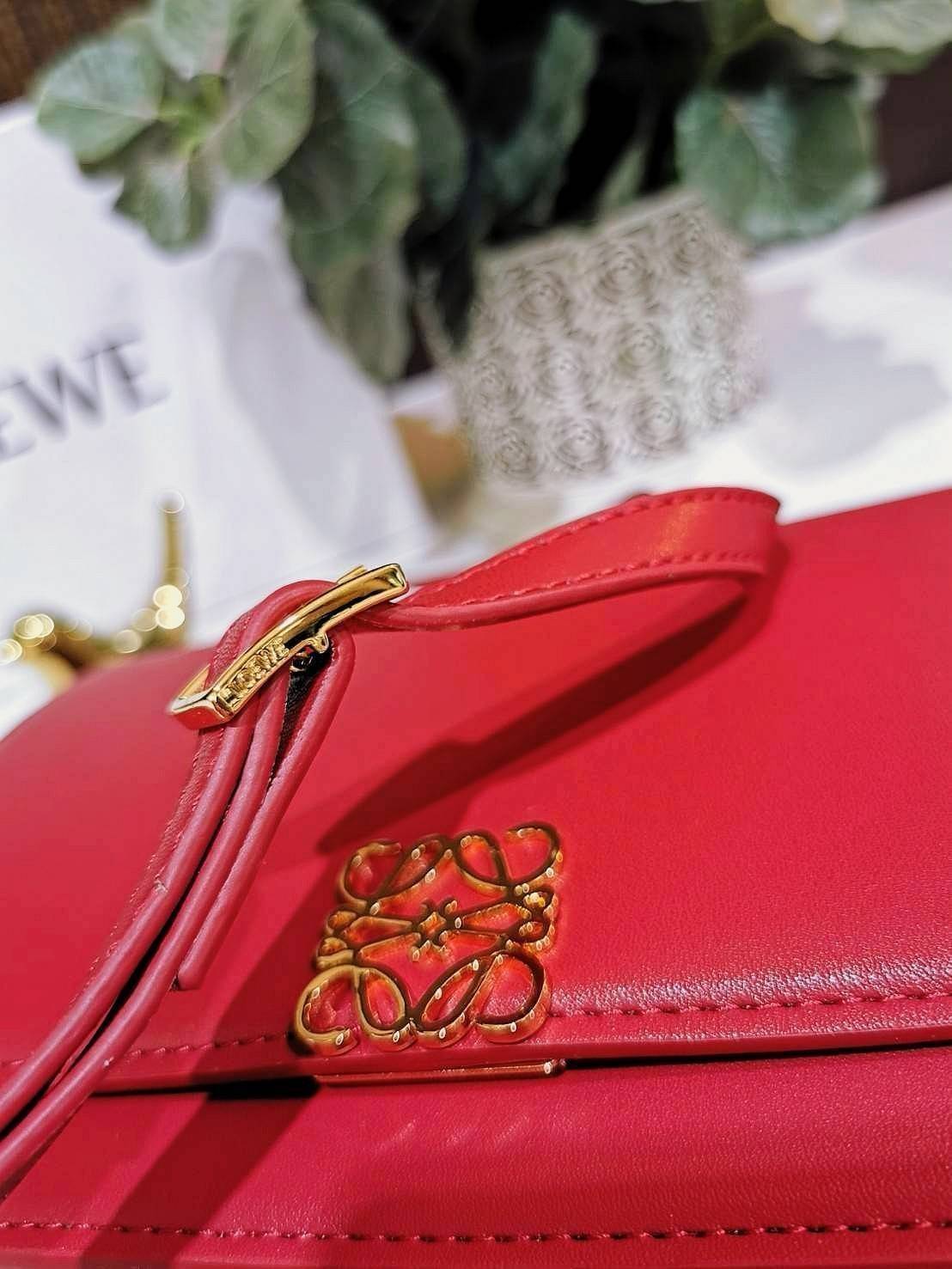 LOEWE CROSSBODYBAG VIP GIFT WITH PURCHASE (GWP) กระเป๋าสะพายพรีเมี่ยมกิ๊ฟ Limited Edition จากน้ำหอม LOEWE DUTY FREE วัสดุหนังแท้ Calf Leather หนังเรียบสวยอยู่ทรงดีไซน์สุดคลาสสิค เปิดปิดด้วยฝาปิดโลโก้แบรนด์อะไหล่ทองหรู ภายในมีช่องแบ่งหลายช่องแยกเป็นสัดส่วน