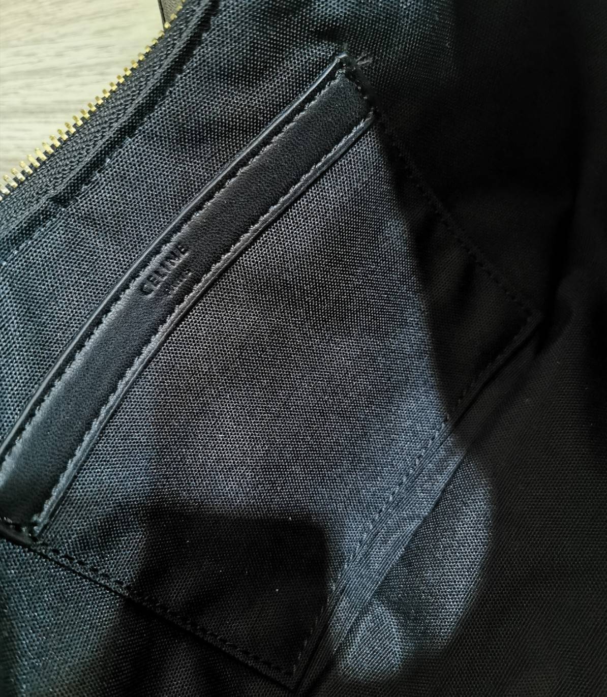 พรีเมี่ยมกิ๊ฟแท้ 100% 】CELINE SHOULDER BAG VIP GIFT WITH PURCHASE (GWP) พรีเมี่ยมกิ๊ฟ Limited Edition จาก CELINE HAUTEPARFUME DUTYFREE COUNTER วัสดุ LAMBSKIN หนังนิ่มสวยอยู่ทรงดีไซน์หรูฮิตสุดๆในเกาหลี เปิดปิดด้วยซิปแบรนด์สีทอง