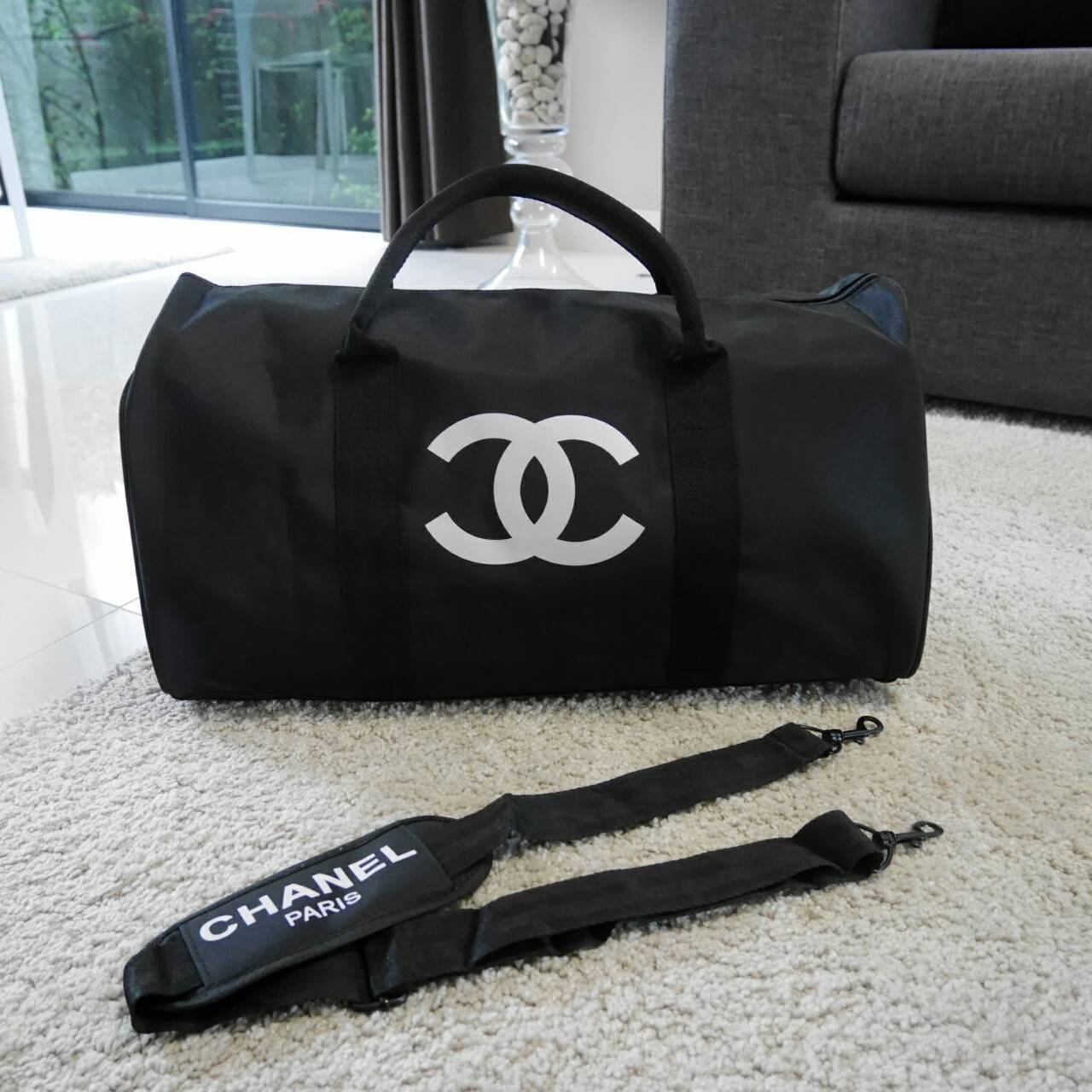 Best Seller ♡♡💃💃 กับทรง travel & fitness bag กับ Chanel VIP Gift Bag Travel Bag Gym Duffel Weekend จากงานพรีเมี่ยมกิ้ฟแบรนด์หรูอย่าง Chanel ของแท้100% ตัวกระเป๋าเป็นผ้า Oxford หนาอย่างดี สกรีนโลโก้แบรนด์ตัดสีขาว เปิดปิดด้วยซิ
