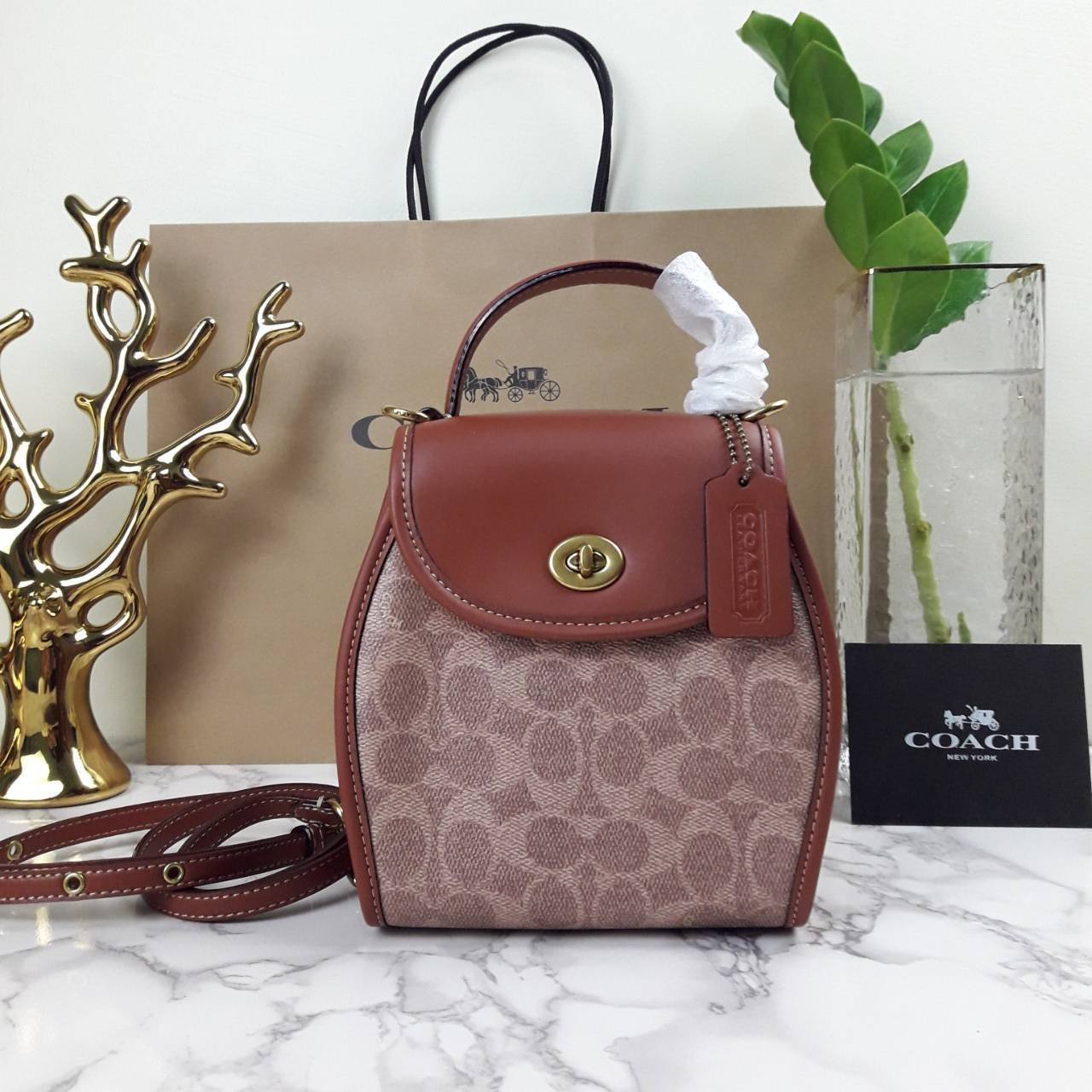 OUTLET 】COACH TURNLOCK CURVED TOP HANDLE CROSSBODY IN SIGNATURE CANVAS (COACH 142) 💝รุ่นนี้ เห็นแล้วหลงรักเลย เสน่ห์ทะลุมาก ทรงสวย ดีไซน์แปลกตา ดูแตกต่าง ขนาดกำลังดี ตัวกระเป๋า หนังแท้ผสมแคนวาสคุณภาพดีสุดๆ มีสายสะพายยาวสามารถถอดออกได้ จะถือ หรือสะ