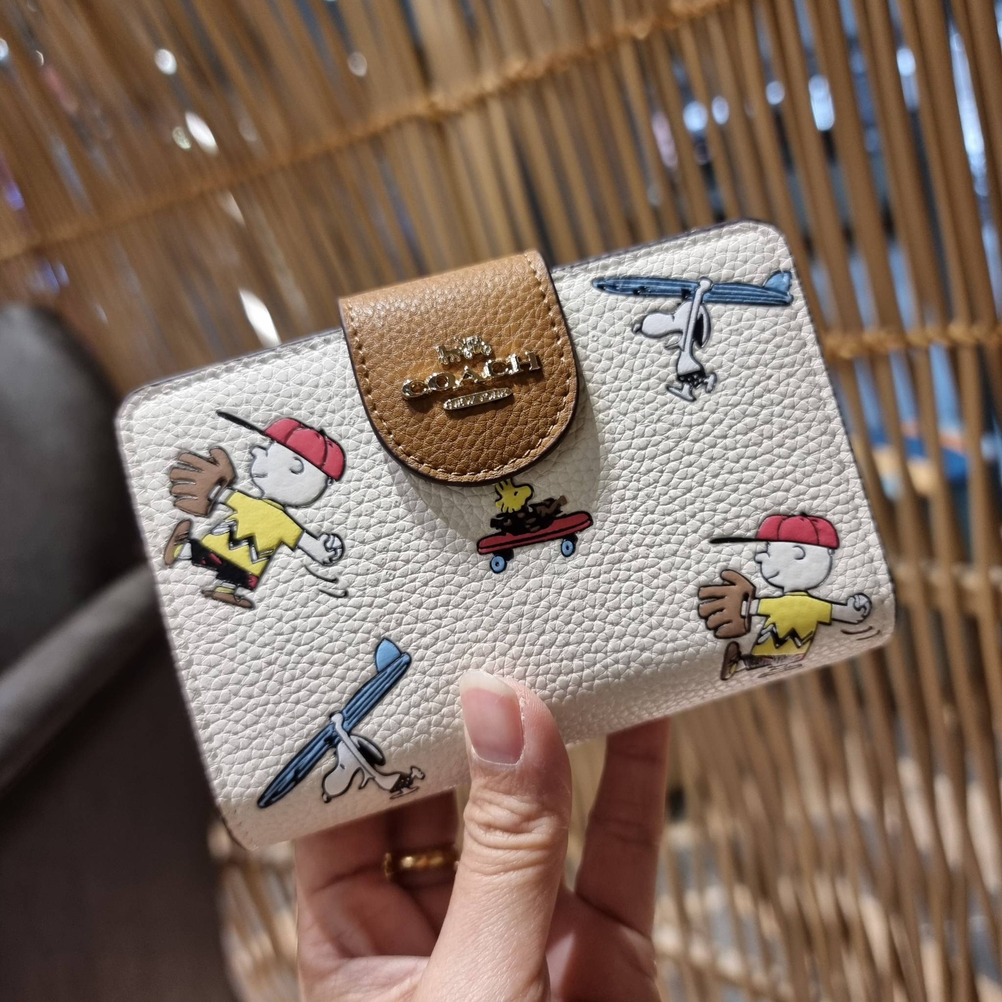 COACH C4899 MEDIUM CORNER ZIP WALLET WITH SNOPPY PRINT น้องใหม่คอลเลคชั่นสุดชิค ดีไซน์ลายพริ้นท์ผองเพื่อนสนูปพี น่ารักน่าใช้ เพิ่มลูกเล่นให้กระเป๋าสตางค์ของคุณไปอีก กับกระเป๋าสตางค์ใบกลาง ขนาดกำลังเหมาะมือ วัสดุหนัง pepble ทนทาน มีช่องใส่บัตรและธนบัตรครบ 