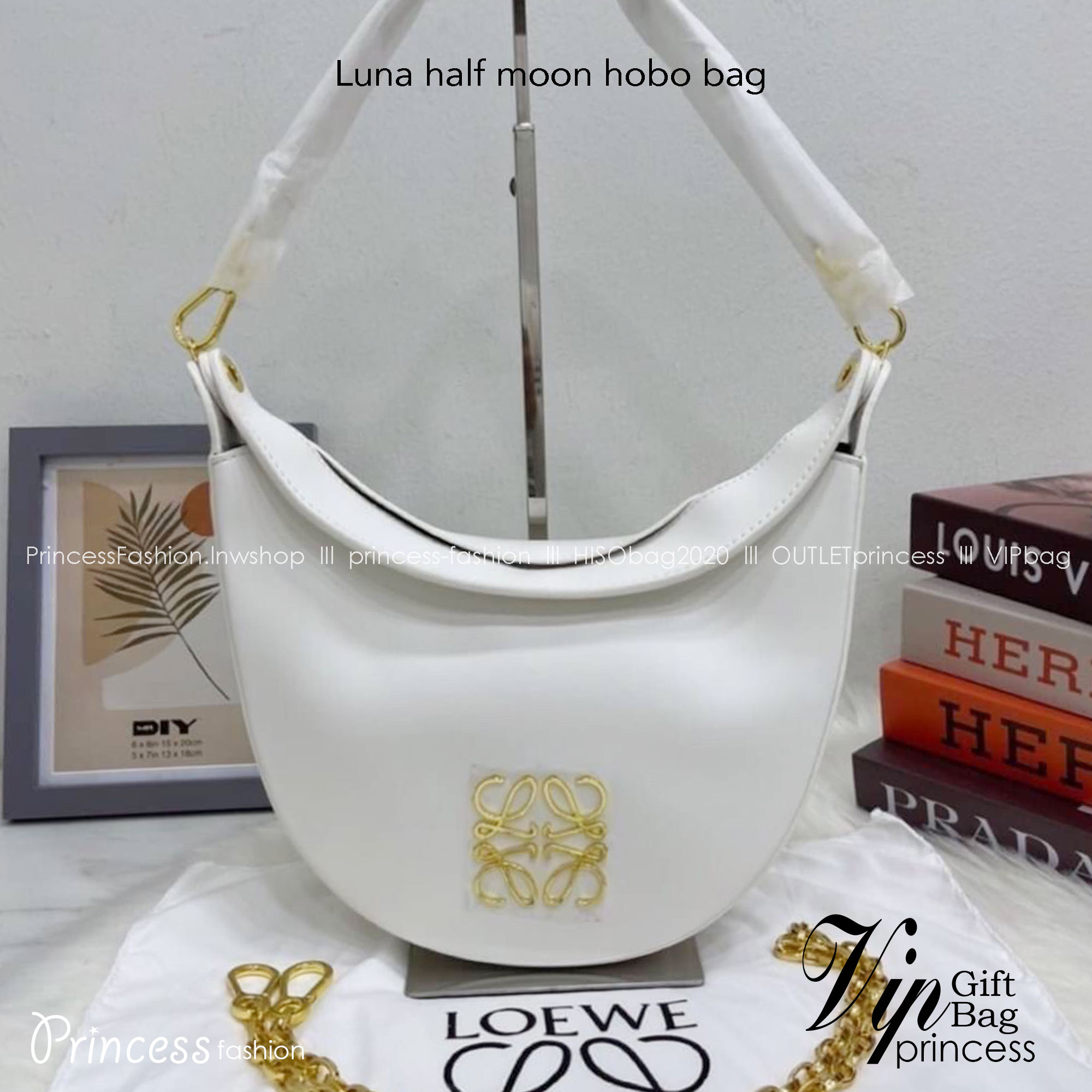 LOEWE Luna half moon hobo bag ใหม่ล่าสุดก่อนใคร สวยได้ไม่ต้องรอ กับคอลใหม่ลุคลูกคุณ รูปทรงยอดฮิต ตอบโจทย์ได้ทุกลุค ทุกไลฟ์สไตล์ ใช้งานได้ง่ายคล่องตัว