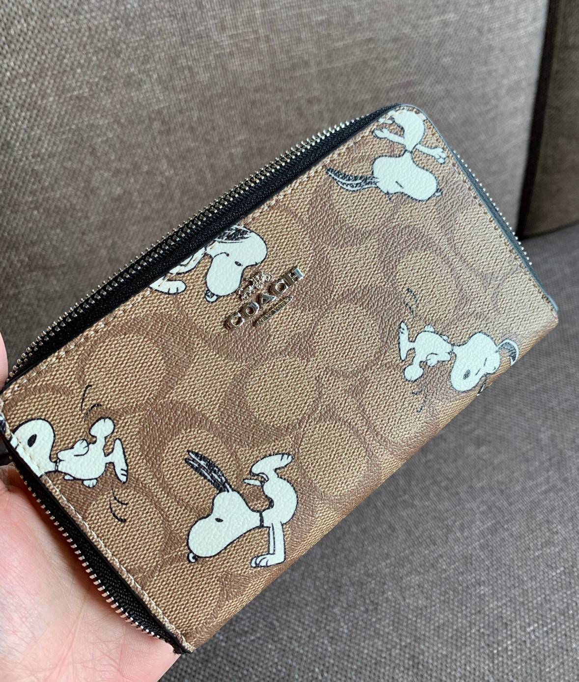 ทั้งสวย ทั้งน่ารัก อดใจไม่อยู่จ้าา💋COACH X PEANUTS MEDIUM ID ZIP WALLET WITH SNOOPY PRINT ((C4123)) 📣พร้อมส่งค่ะ! กระเป๋าเงินใบกลาง ขนาดพอดีๆ 🔺ตัวกระเป๋าทั้งใบปริ้นลายการ์ตูนSnoopy ดูซุกซน น่ารักมากๆค่ะ