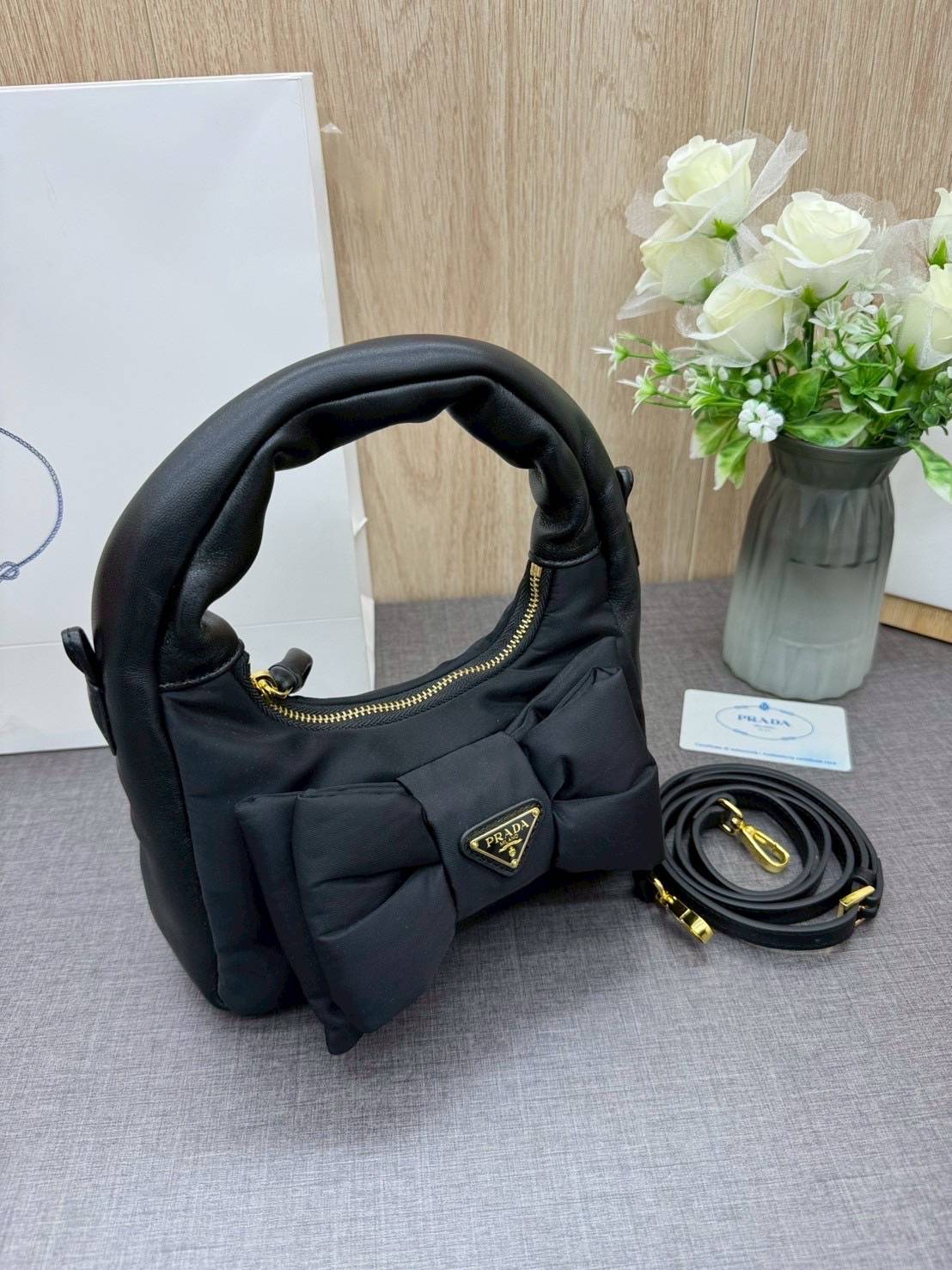 ORI หนังแท้ | Prada Re-Nylon and nappa leather mini-bag with bow กระเป๋าถือพร้อมสายสะพาย ผ้าไนล่อนบุนวม รูปทรงแบบโฮโบที่นุ่มนวลโดดเด่นด้วยโบว์ขนาดใหญ่ที่สื่อถึงความเป็นผู้หญิงสมัยใหม่