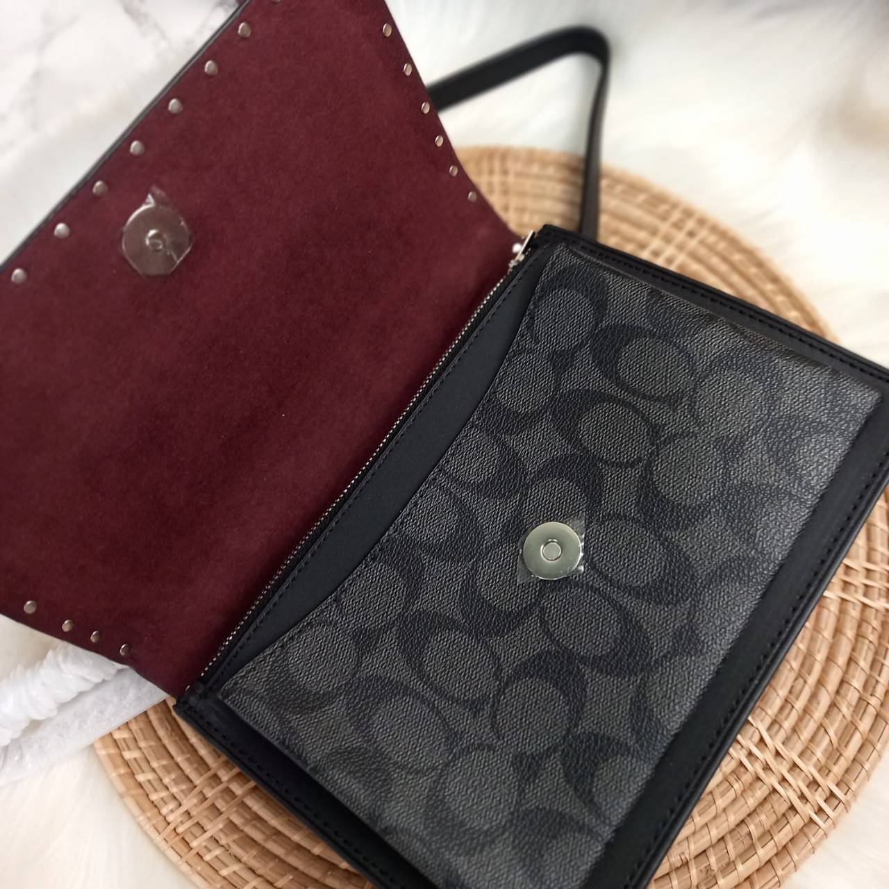 COACH KLARE CROSSBODY IN SIGNATURE CANVAS WITH RIVETS (90400) กระเป๋าถือ กระเป๋าสะพาย รูปทรงสวยงามสุดคลาสสิค แมทท์ง่ายเข้าได้กับทุกลุค แอบกระซิบดังๆนิดนึงว่า! ใบจริงสวยม๊ากก!!// วัสดุแคนวาส ผสมหนังแท้ อยู่ทรง รูปทรงสวยม๊ากก!// ด้านในแบ่งช่องให้ถึง 4 ช่อง 