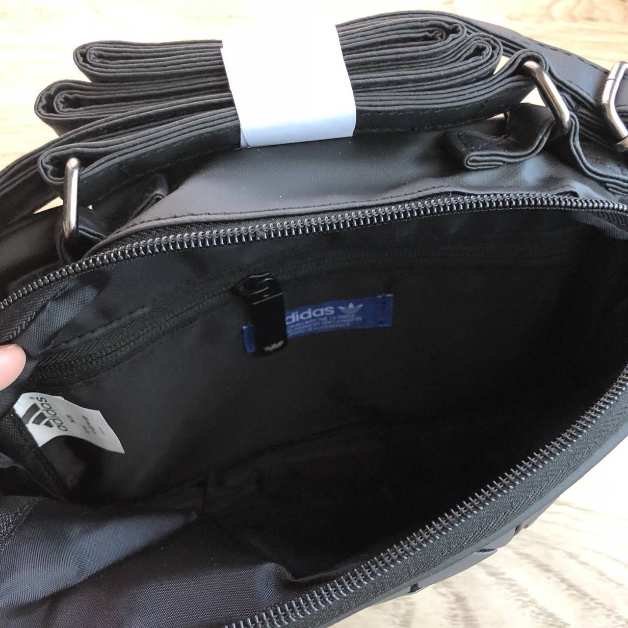Adidas mini Airline bag กระเป๋าสะพายข้างแนว sport วัสดุด้านหน้าเนื้อ matte ผสมหนังนิ่มค่ะ น้ำหนักเบา ด้านหน้าติดโลโก้แบรนด์ เปิดปิด กระเป๋าแบบซิป ภายในโล่ง ใส่ของจุพอประมาณค่ะ มีช่องซิป หนึ่งช่อง ด้านหลังมีอีก 1 ช่องซิป:สายสะพายปรัยได้ freesize ขนาดกำลังด