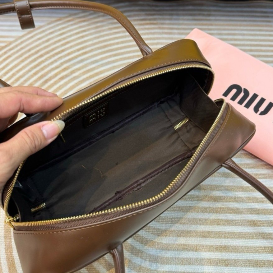 MIU MIU Beau leather bag Small Size กระเป๋าถือ/สะพายสุดชิค รุ่นใหม่หูยาว ถือก็ได้สะพายไหล่ก็เก๋ คูลสุดๆ ดีไซน์เรียบแต่มากมีอยู่จริง สวยดูแพง แมทชุดได้ง่ายสุด มินิมอลมินิใจ หูจับในตัวง่ายและสะดวกพกพา