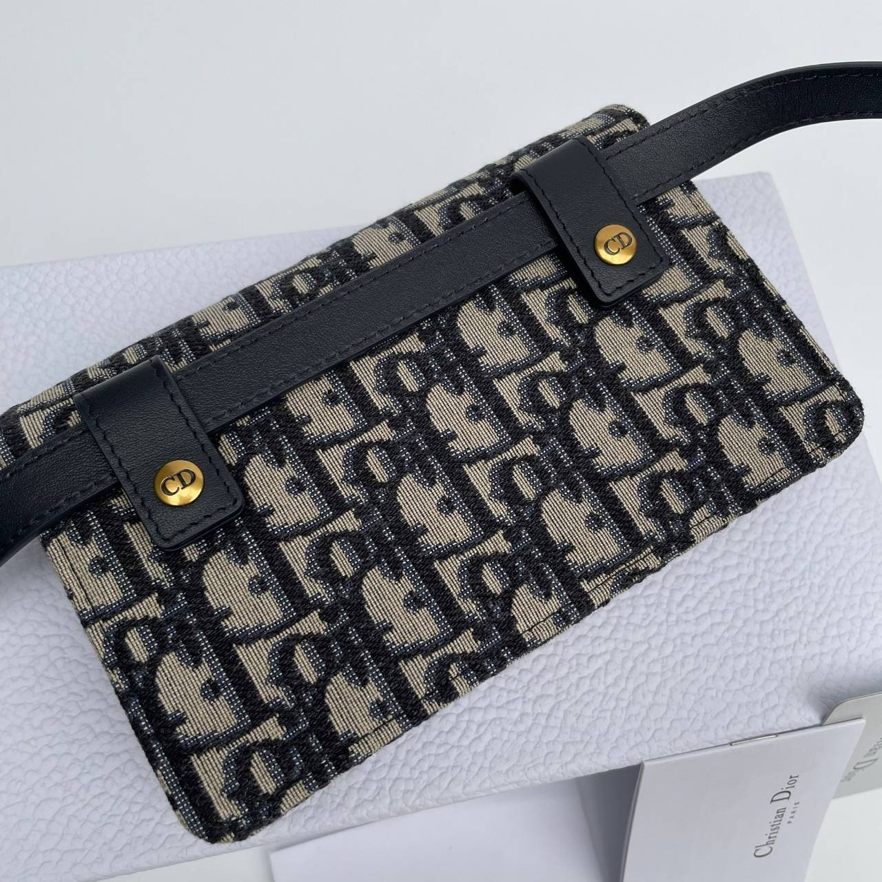 หนังแท้ DIOR SADDLE BELT POUCH Blue Dior Oblique Jacquard กระเป๋าคาดคาอก/คาดเอว เป็นทางเลือกที่ทันสมัยสำหรับกระเป๋าแบบคลาสสิก ตัดเย็บจากผ้าแจ็คการ์ด Dior Oblique โทนสี Navy Blue เข็มขัดถอดออกได้จะช่วยเสริมลุคให้ทุกชุด กระเป๋าคาดเอวจะสะพายไหล่ สะพายข้าง หร