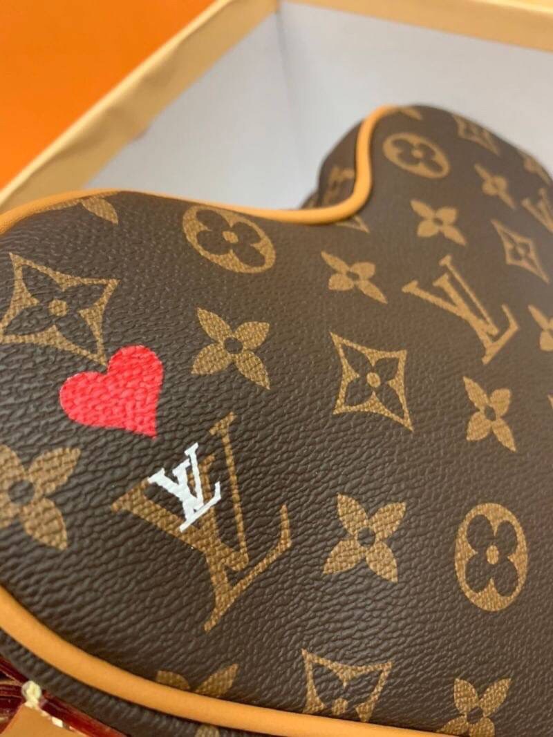 VIP GIFT 】หนังแท้ LOUIS VUITTON Monogram Game On Coeur "HEART" กระเป๋าสะพายรูปทรงหัวใจดีไซน์เผ็ดมากกก!! ภายในเป็นช่องโล่ง สายสะพายปรับใช้ได้ตามสะดวก ใบจริงสวยงามเบอร์ล้าน สาวๆ ต้องหลงรักแน่นอนเลยค่ะ