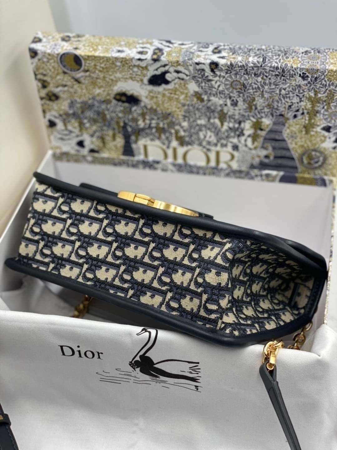 หนังแท้ CHRISTIAN DIOR 30 MONTAIGNE BAG Oblique Jacquard เอกลักษณ์ของความหรู น้ำหนักเบา ไอเท็มหายาก!! Best seller!! ยกให้น้องเลย!! ดีไซน์เรียบหรูในความเป็นเอกลักษณ์ ใช้งานง่าย สะดวก ได้ทุกโอกาส แนะนำเป็น everyday bag ติดตัวไว้เลยจ้าสาวๆ พร้อมส่งที่ไทย ภาพ