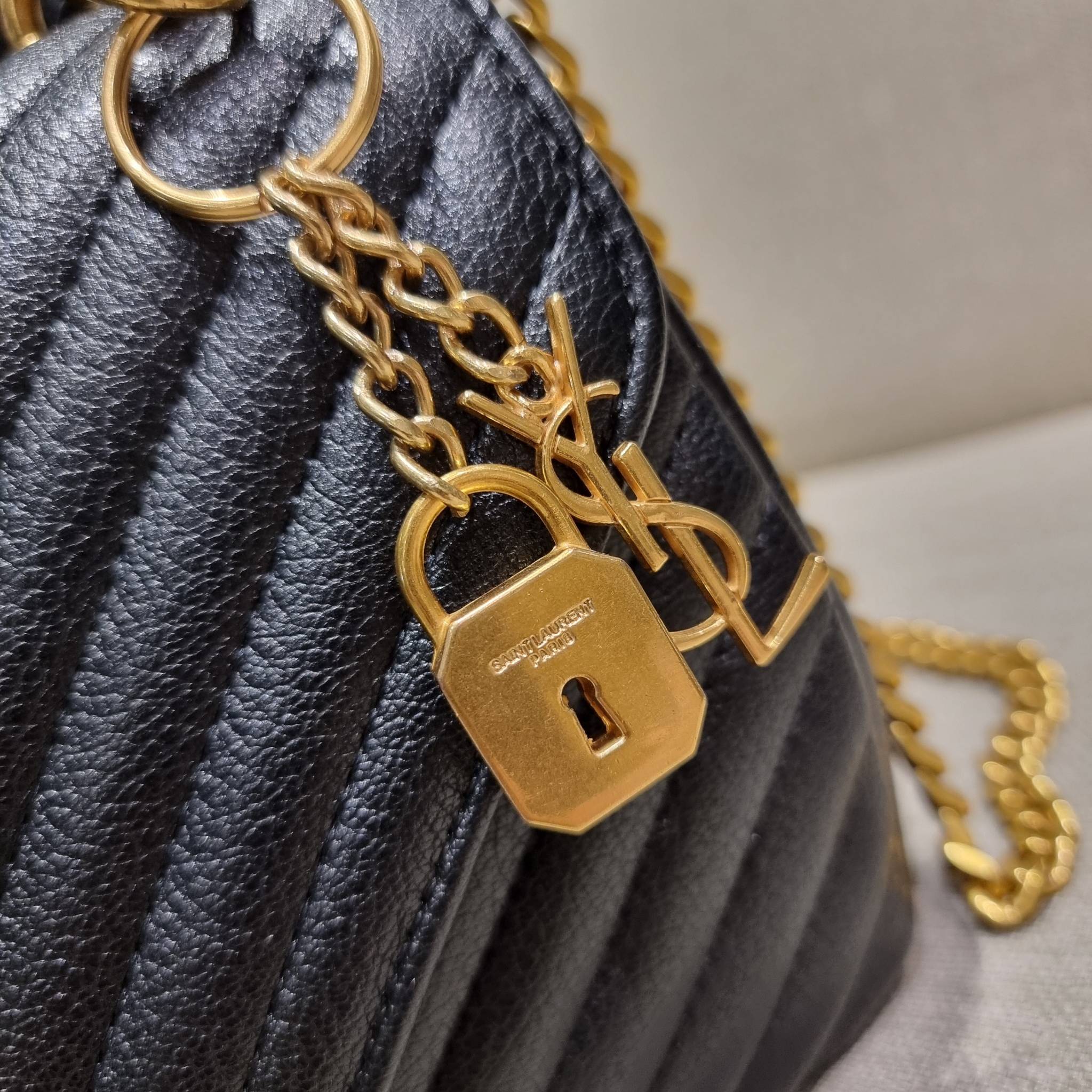 Yves Saint laurent crossbody boutique vip bag กระเป๋าสะพายไหล่ ดีไซน์ทรงสวยหรู พิเศษ แถมฟรี พวงกุญแจห้อยโลโก้ ดูแพงไปหมดจริงๆไอเท็มนี้ วัสดุหนังสังเคราะห์ลายคาร์เวีย เปิด-ปิดด้วยกระดุมแม่เหล็ก ภายในโล่งกว้าง แบ่งสัดส่วนไว้อย่างดี มาพร้อมหูจับในตัว และสายส