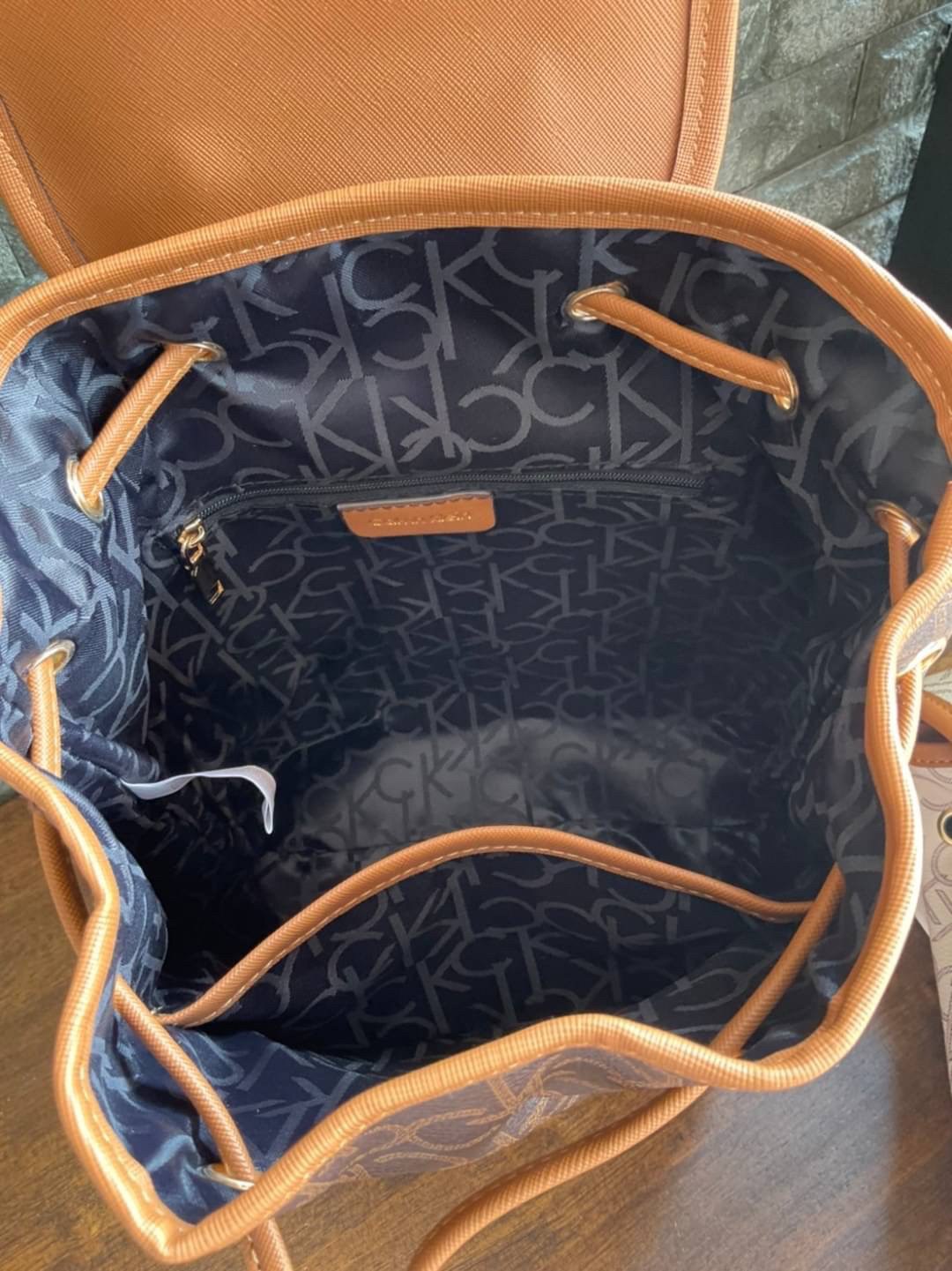 CALVIN KLEIN Monogram Backpack กระเป๋าสะพายเป้รุ่นใหม่ชนช้อป รุ่นยอดนิยม วัสดุ PVC คุณภาพดี หนังนิ่มสวย ฐานกระเป๋าแข็ง ตั้งอยู่ทรงรองรับน้ำหนักได้ดีมากๆ ตัวกระเป๋ามีน้ำหนักเบา ด้านหน้าประดับด้วยโลโก้แบรนด์ สายยาวดีไซน์เก๋ สะพายไม่เจ็บไหล่ เลื่อนปรับได้ฟรี