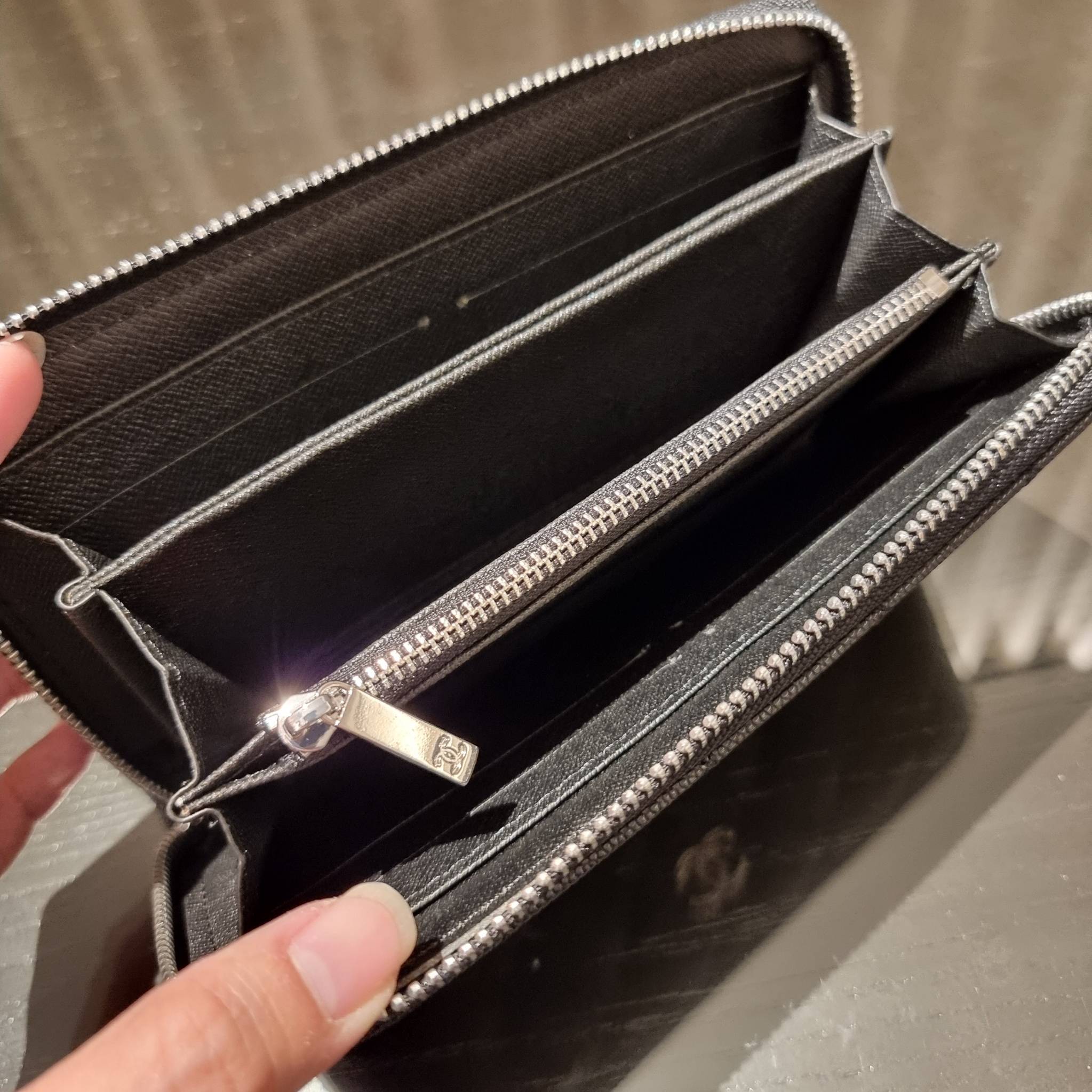 VIP 】กระเป๋าสตางค์ใบยาวรุ่นซิปรอบ สวยรับทรัพย์จาก Chanel วัสดุหนังลายคาร์เวีย ใช้แล้วขับผิวสุดๆ เปิด-ปิดด้วยซิปรูดรอบใบ ใช้งานง่าย ภายในกระเป๋ามีช่องใส่บัตรได้ ใส่ธนบัตรหรือเหรียญได้ มีช่องซิปแยกอีกหนึ่งช่อง ดีไซน์เรียบหรูแบบนี้ สาวๆห้ามพลาดกันน้า!! ซื้อใ