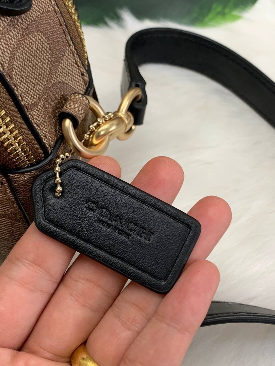 COACH SERENA SATCHEL CROSSBODY BAG กระเป๋าทรงโดมเล็ก น่ารัก แต่ใส่ของได้จุเลยทีเดียว!! มี2ช่องซิปหลัก ช่องค่อนข้างกว้าง สามารถใส่กระเป๋าเงินใบกลางได้;ของจำเป็นอื่นๆได้ครบเลยค่ะ มีช่องเล็กให้ใส่ของจุกจิก ด้านหลังมีช่องเล็กให้อีกช่องค่ะ พร้อมสายยาวถอดออกได้