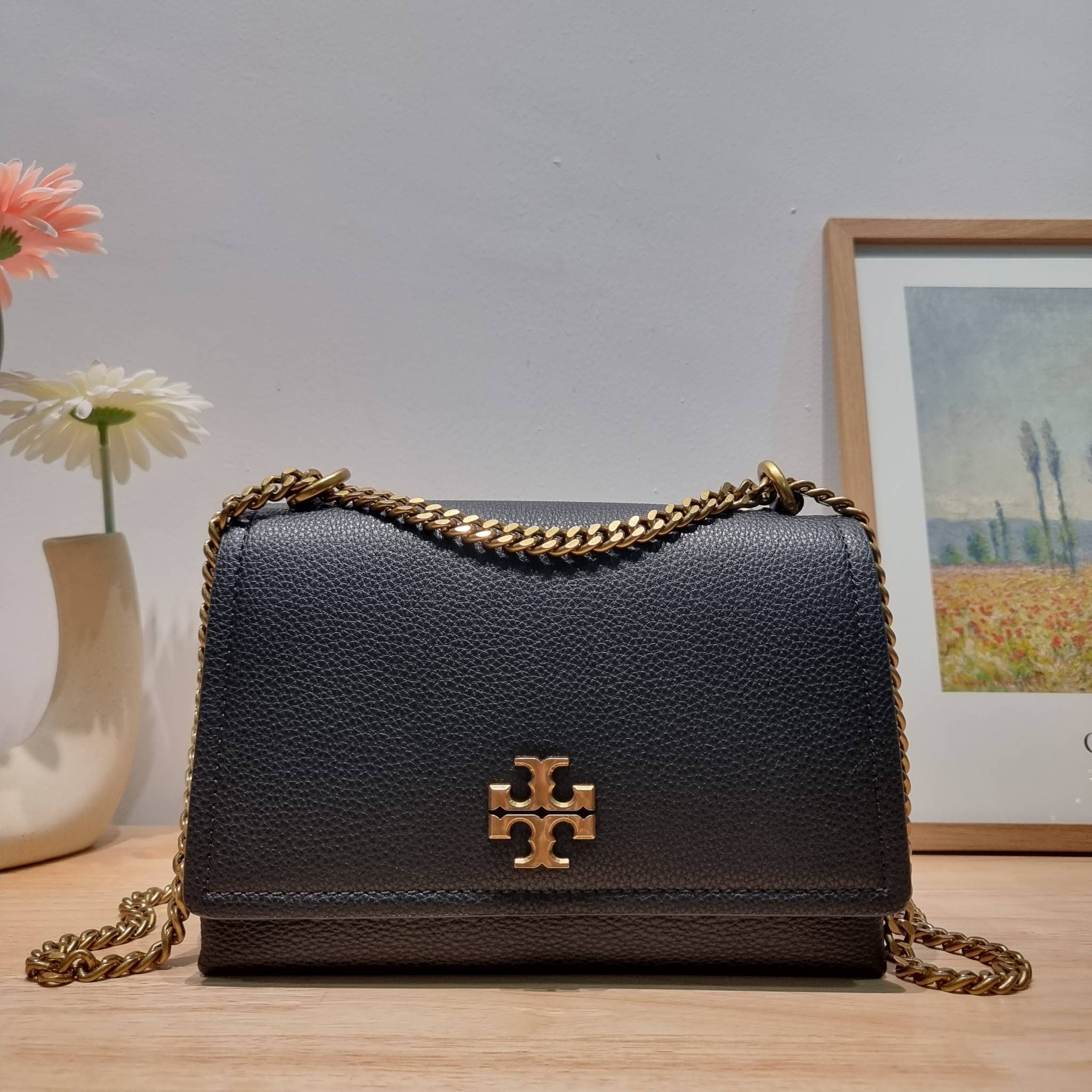 TORY BURCH LIMITED-EDITION SHOULDER BAG รุ่นลิมิเต็ด กับกระเป๋าสะพายไหล่ทรงผู้ดี ที่ผลิตมาในจำนวนจำกัด โดดเด่นด้วยอะไหล่ทองคลาสสิคหรูหรา
