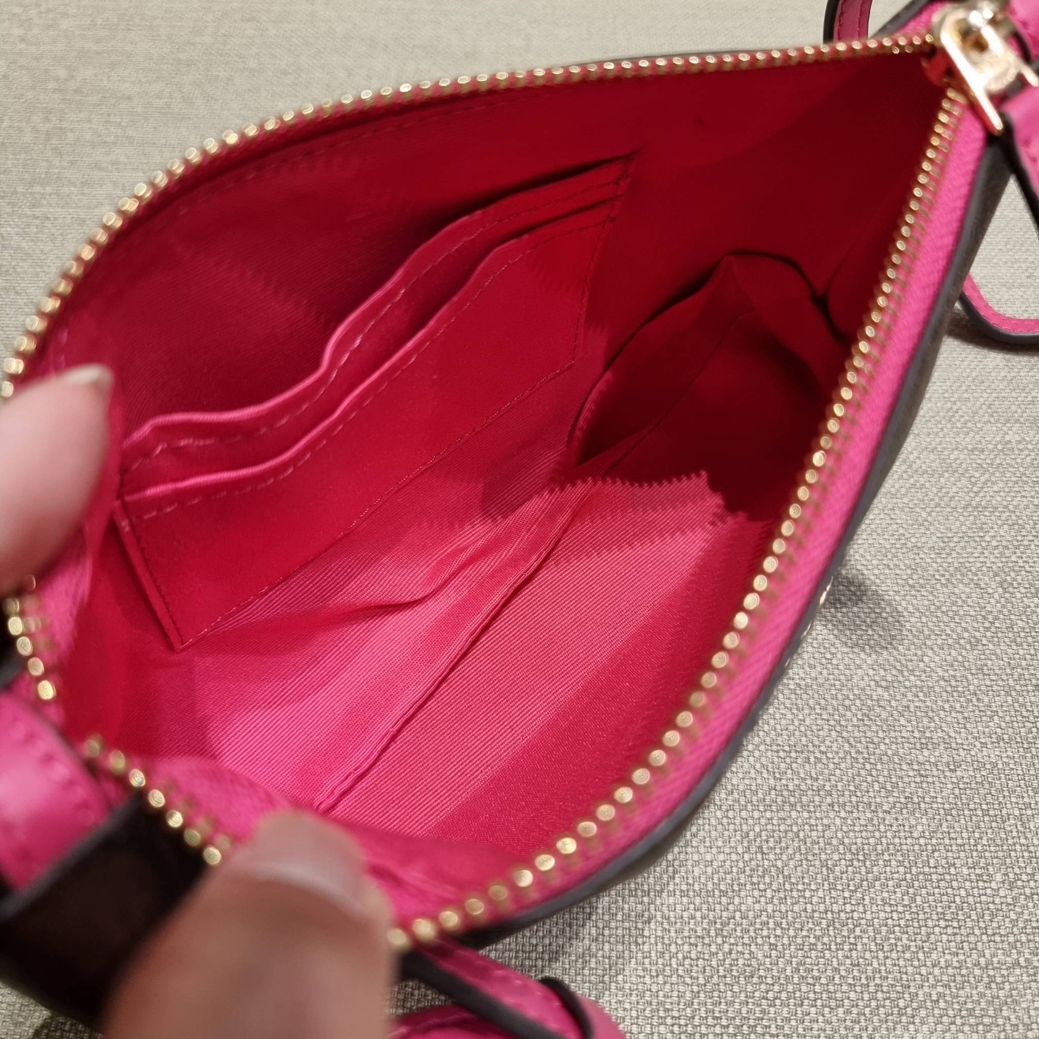 COACH C1653 ZIP TOP CROSSBODY SIGNATURE CANVAS คอลเลคชั่นใหม่ ปังและสวยไปอีกหนึ่ง สาวๆตามหาต้องไอเท็มนี้ กระเป๋าสะพายข้าง ใช้งานง่าย สายสะพายในตัว ปรับได้สบายๆ ดีไชน์รูปทรงออกมาคลาสสิค น่าใช้ วัสดุหนังแคนวาส เปิด-ปิดด้วยซิป ภายในเป็นช่องโล่ง มีช่องใส่บัตร