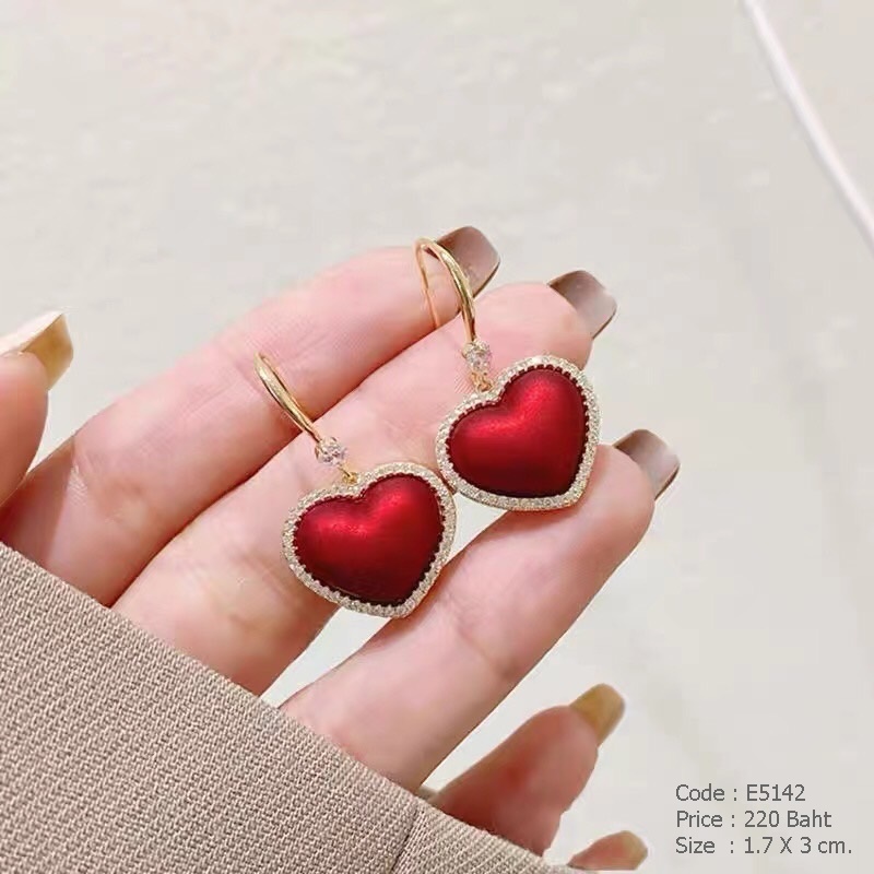 ต่างหูก้านทอง หัวใจสีแดงล้อมฝังเพชร cz
