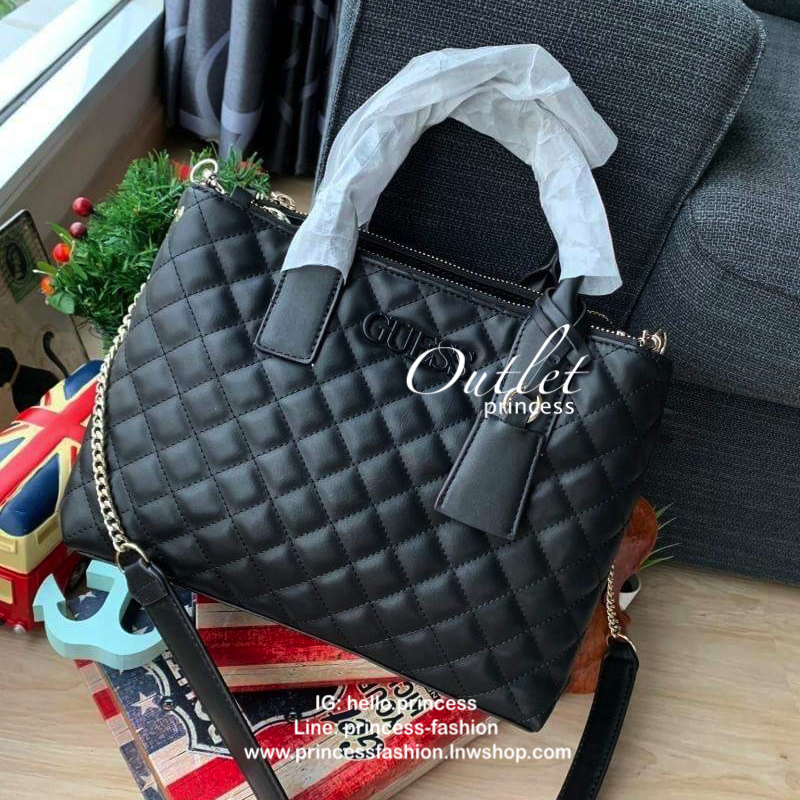 Guess Elliana Quilted-Look Handbag กระเป๋าสะพายรุ่นใหม่ล่าสุดจาก Guess วัสดุหนังนิ่มเรียบ แต่งลายตารางสวยดูมีดีเทล ขนาดกำลังดี น้ำหนักเบา ด้านหน้าประดับโลโก้แบรนด์แบบนูน มีช่องใส่ของหลายช่อง เปิดปิดด้วยกระดุมแม่เหล็กและช่องซิป ภายกว้างมีช่องใส่ของแยกเป็นส