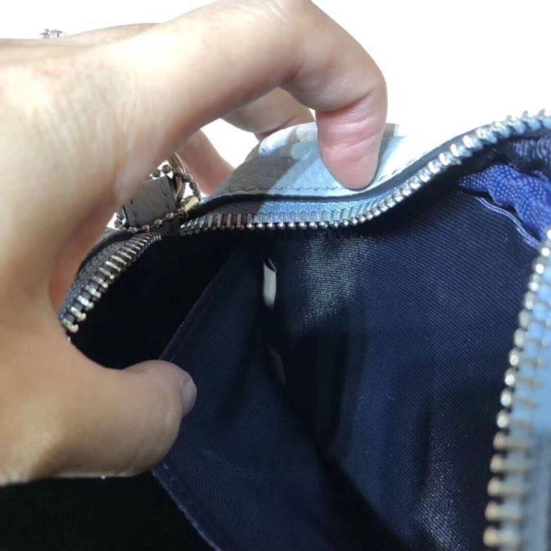 COACH JES CONVERTIBLE BELT BAG IN COLORBLOCK 2IN1 !! กระเป๋าคาดอก/สะพายข้าง ใช้ได้ถึง 2 แบบ!! คุ้มค่ามากที่สุด!! วัสดุหนัง pepble ดีไซน์เรียบ แต่หรู ภายในเป็นช่องโล่ง ใบนี้สาวๆที่ไม่ชอบพกของเยอะ เหมาะมากๆน้า 🙇♀️ ของดีราคาจับต้องได้ ไอเท็มนี