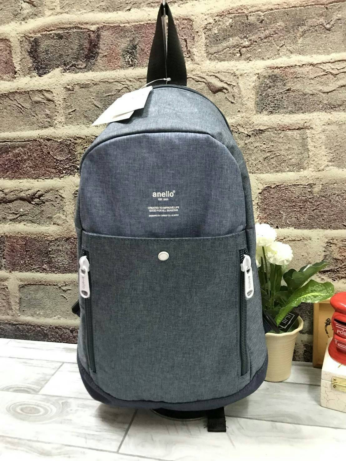 Anello Big Body Bag New arrival ! อีกหนึ่งคอลเลคชั่นของ anello ที่ออกแบบ การใช้งานที่ใช้ได้กับผู้หญิง และผู้ชาย (unisex) วัสดุ Polyester canvas ที่มีน้ำหนักเบา แบ่งช่องใช้งานหลายช่อง ด้านหน้า สกรีนโลโก้โดดเด่น สำหรับช่องใหญ่เปิดปิดด้วยซิปคู่ปั๊มโลโก้ ออกแ