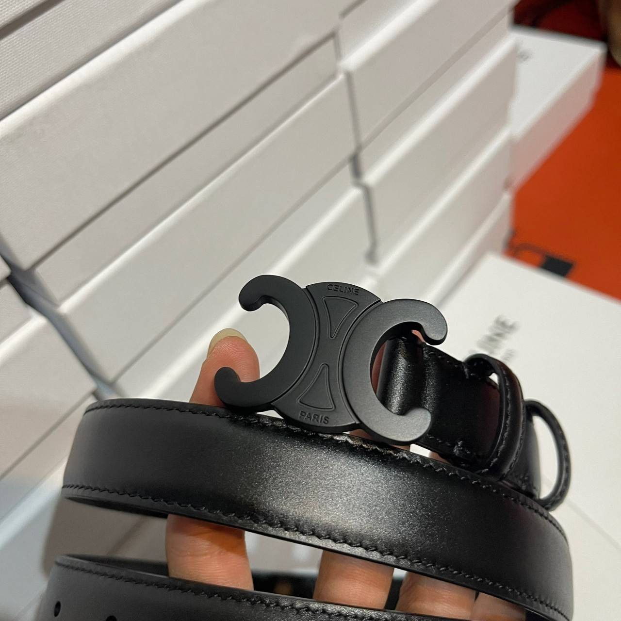 หนังแท้ Ori CELINE BELT LOGO 25MM / Celine Vintage Logo Leather Belt ออริจินอลเกรด สีดำสุดคลาสสิก รุ่นนี้สวยมากหนังดีมากแบบเทียบแท้หนังนิ่มมาก ทำจากหนังแท้ งานละเอียด ตัตเย็บสวยงาม หนังดีถอดแบบมาจากของแท้ หัวเข็มขัดโลโก้แบรนด์แบบ 3D Vintage สีดำ ปั้มโลโก้