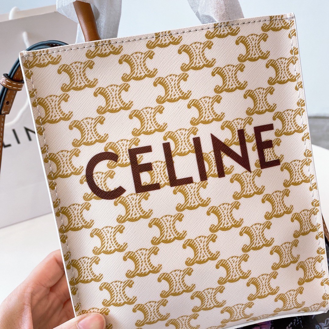 พรีเมี่ยมกิ๊ฟแท้ 100% 】CELINE HAND CARRY AND CROSSBODY BAG VIP GIFT WITH PURCHASE (GWP) พรีเมี่ยมกิ๊ฟ Limited จาก CELINE HAUTE PARFUME DUTYFREE COUNTER วัสดุ COATED CANVAS ดีไซน์ทรงเหลี่ยมสวยหรูสุดคลาสสิคในสไตล์สาว Lisa