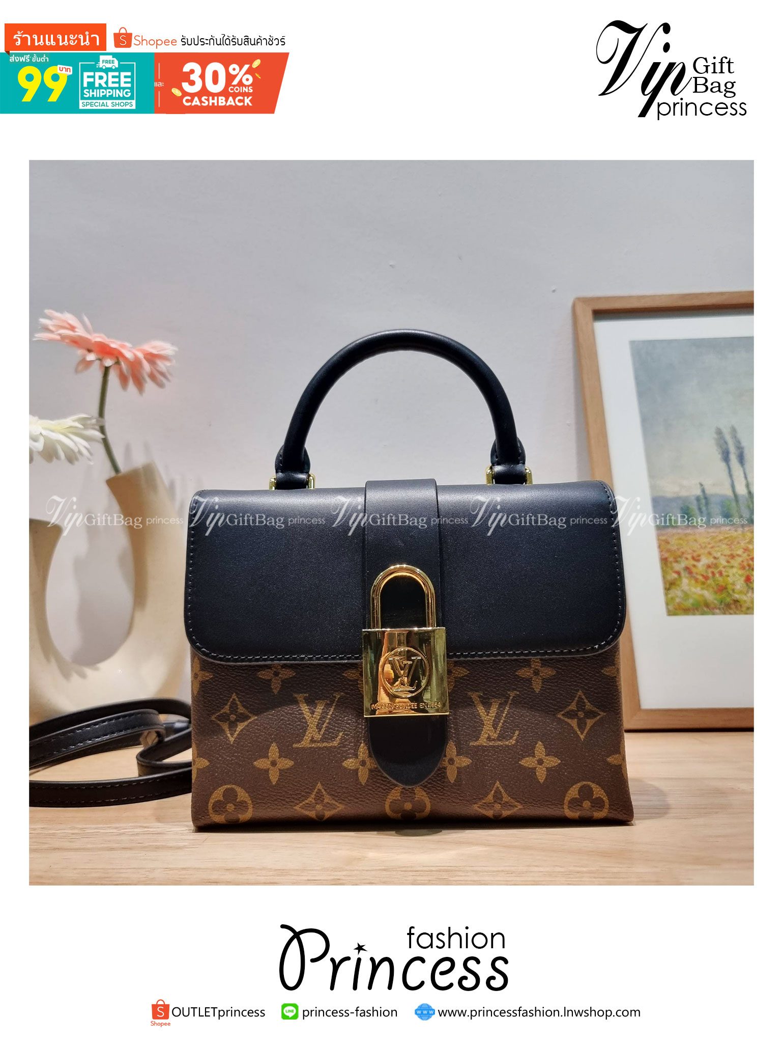 LV LOCKY BB MONOGRAM กระเป๋าสะพายข้าง ดีไซน์หรู ใหม่ล่าสุด สวยถึงบ้านได้ก่อนใคร มีใช้เลิศๆทันปีใหม่แน่นอน คุ้มที่สุด โดดเด่นด้วยอะไหล่ดัมมี่รูปกุญแจสีทอง วัสดุหนังแคนวาสสลับหนังแท้ มีหูจับในตัว เปิด-ปิดด้วยประดุมแม่เหล็ก ภายในโล่งกว้าง มาพร้อมสายสะพาย ปรั