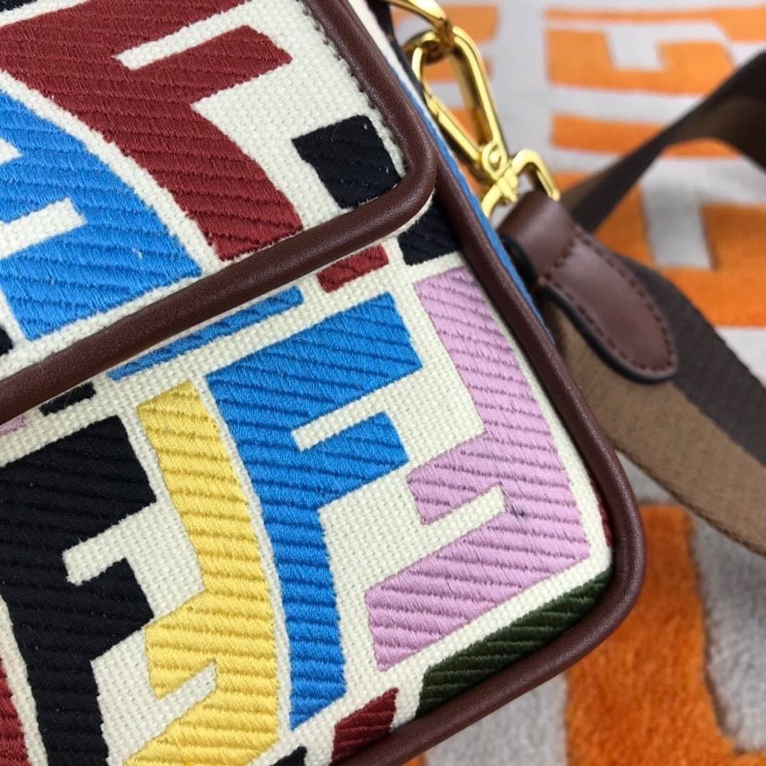 VIP GIFT 】FENDI BAGUETTE SUMMER 2021 CANVAS SHOULDER BAG กระเป๋าสะพายพรีเมี่ยมกิ๊ฟ หายาก สีคัลเลอร์ฟูลสุดใส โดดเด่น ดีไซน์ปั๊มโลโก้รอบใบ วัสดุผ้าแคนวาส ทนทาน มาพร้อมสาย 2 แบบ สำหรับคล้องแขน และสายครอสบอดี้สีทูโทน เปิด-ปิดด้วยกระดุมแม่เหล็ก ภายในเป็นช่องโล