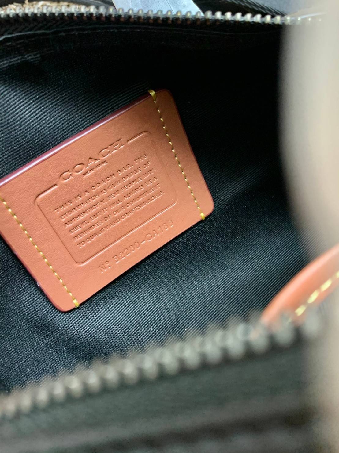 COACH GOTHAM DUFFLE 24 IN SIGNATURE CANVAS CA186 พร้อมส่ง กระเป๋าทรงหมอนรุ่นใหม่บ่าสุดปี 2022 รุ่นนี้สามารถใช้ได้ทั้งชาย//หญิง หนังแท้อย่างดี นิ่มทรงสวย มากๆค่ะ เปิด-ปิดกระเป๋าแบบซิปคู่ด้านบนมีกระดุมรวบหูหิ้วให้ด้วยนะคะ ภายในกระเป๋าสามารถใส่สัมภาระที่จำเป