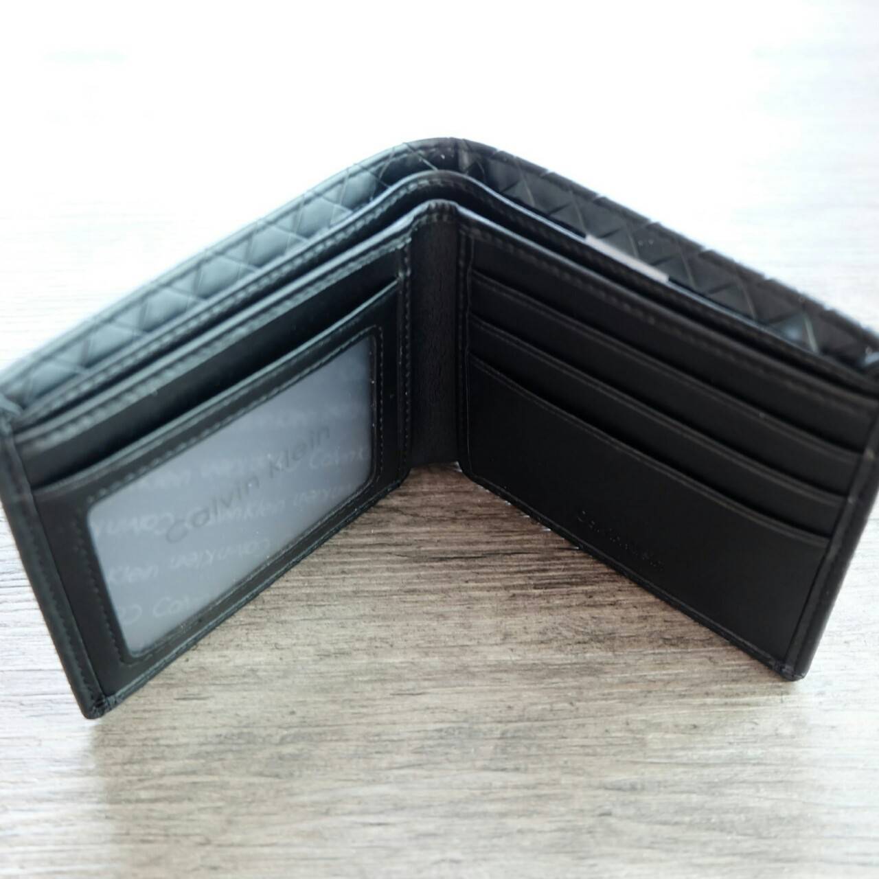 Calvin Klein Short Wallet กระเป๋าสตางค์ใบสั้น หนังลายสานรอบใบ ด้านหน้า ปั๊มแบรนด์ จะมอบเป็นของขวัญหรือใช้เองก็แนะนำค่ะ