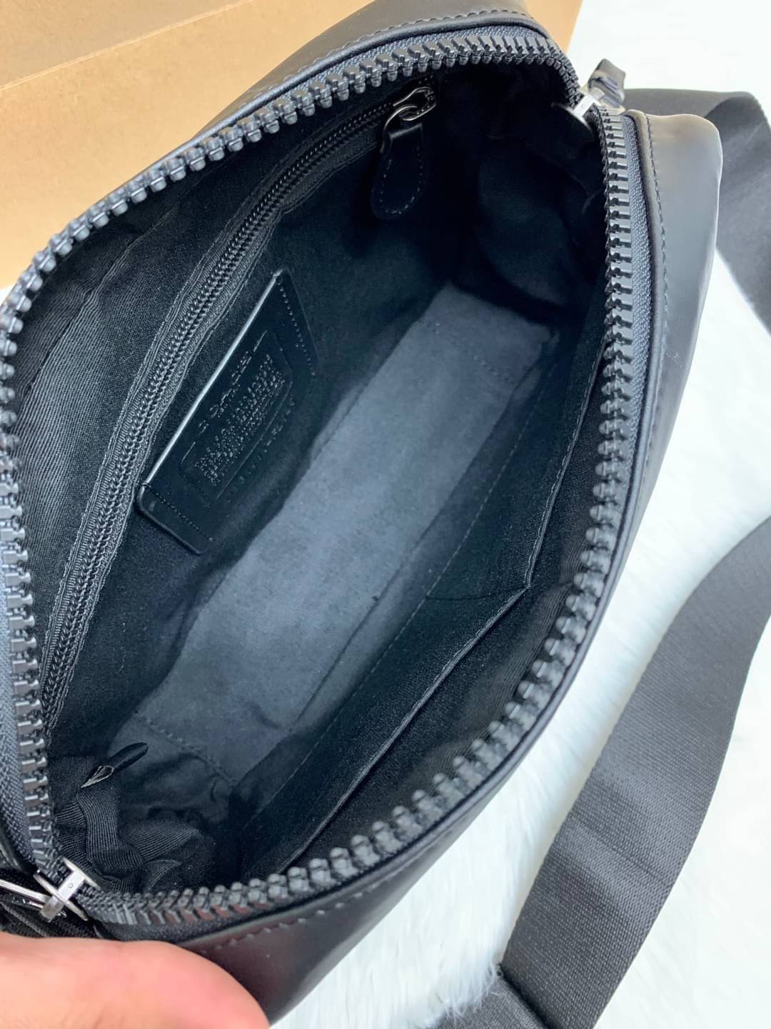 COACH EDGE CROSSBODY IN SIGNATURE CANVAS กระเป๋าสะพายครอสบอดี้ร์ วัสดุหนังแท้ หนังนิ่มอย่างดีค่ะ ด้านหน้ามีช่องซิปซ่อนให้หนึ่งช่อง เปิดปิดช่องหลักแบบซิปคู่ภายในกว้าง ใส่ของได้จุเลยนะคะ มีช่องซิปและช่องเล็กให้อีก2ช่อง;ด้านหลังกระเป๋าเป็นช่องโล่งใส่ของอีกช่