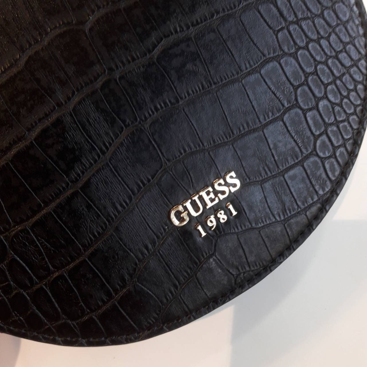 Guess croc crossbody bag กระเป๋าสะพานดีไซน์เก๋ ทรงน่ารัก ฝาพับโค้งดีไซน์สวย ด้านหนังปั๊มลาย croc ประดับ logo brand สีทอง เปิดปิดด้วยกระดุม มีช่องเล็กลับใส่บัตรได้ ช่องใหญ่บุผ้า ลายแบรนด์ มีช่องใส่ของแยก ใส่มือถือได้ทุกรุ่น มาพร้อม สายยาวโซ่ต่อหนัง ใบนี้เห