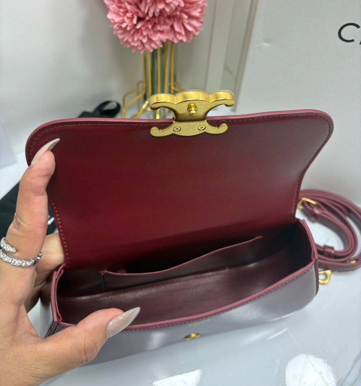 CELINE LOLA TEEN bag in glossy leather กระเป๋าทรงโฮโบรุ่นใหม่ หนังแท้ขึ้นเงาสวยก่อนใคร ดีไซส์ใหม่มุมโค้งมน สวยละมุนเป็นคุณหนูน่าทะนุถนอม มีหูจับและสายสะพายยาว