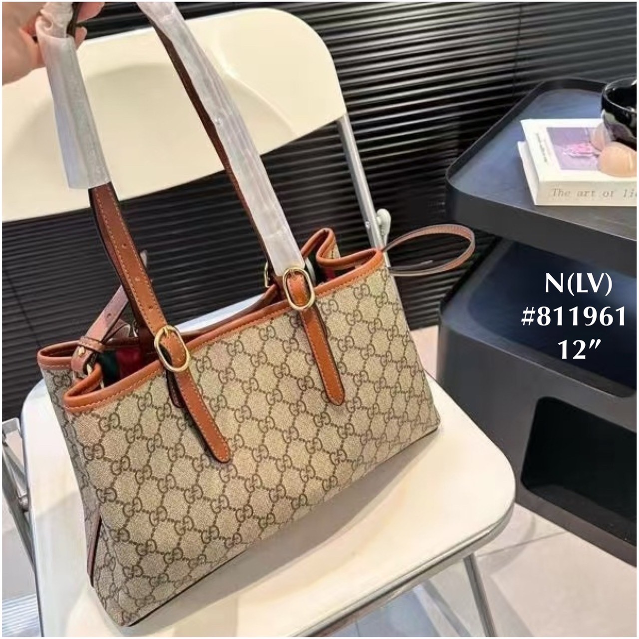 GUCCI GG Emblem small tote bag กระเป๋าสะพายทรงโท้ท มีสายสะพายไหล่และสะพายข้าง ปรับใช้งานได้แบบไม่มีเบื่อ ขนาดกำลังสวย ใส่ของได้แบบจุกๆ