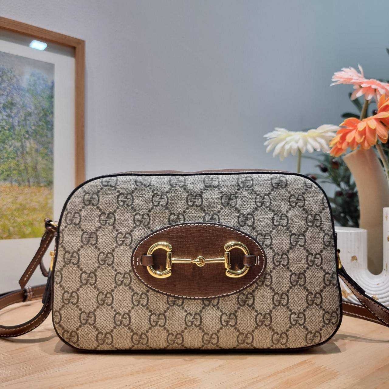 GG HORSEBIT 1955 SMALL SHOULDER BAG ที่สุดของความคลาสสิค กับกระเป๋าสะพายทรง camera ที่ใช้งานง่ายและคล่องตัว โดดเด่นด้วยอะไหล่โลโก้วินเทจเอกลักษณ์