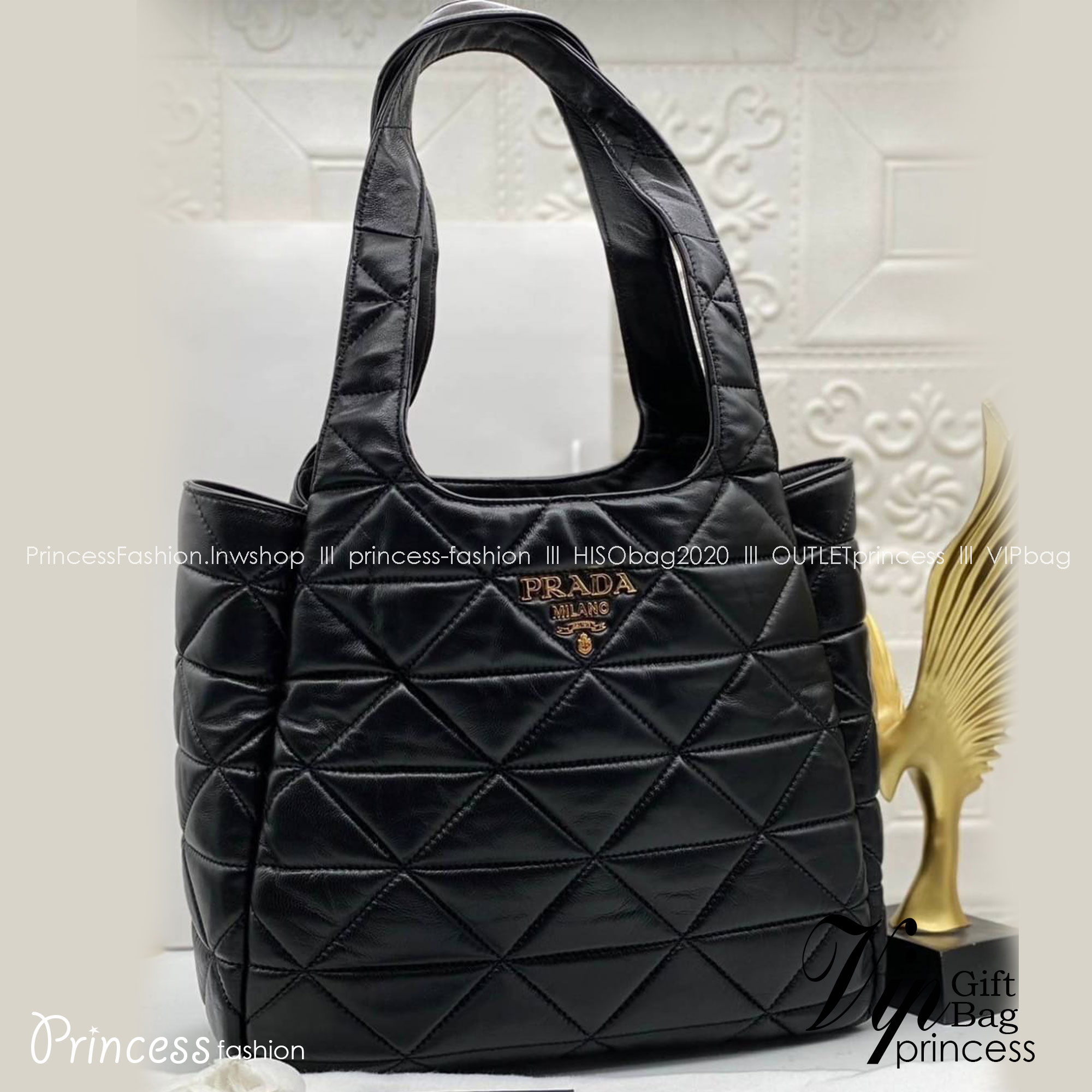 Medium PRADA nappa-leather tote bag with topstitching / PRADA Tote Bag กระเป๋าทรงโท้ท ภายในโล่งกว้าง มีหูจับในตัว ใส่สัมภาระได้เยอะจุใจ พร้อมส่งที่ไทยสวยน่าใช้มากห้ามพลาด!